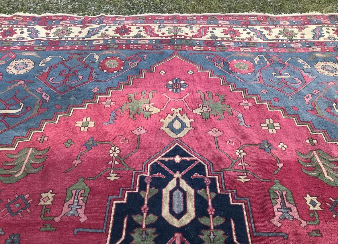 Mid-20th Century Large-Size Turkish Serapi Hand-Knotted Rug in Mint Condition For Sale