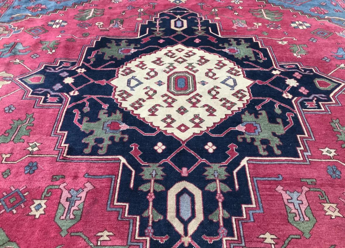 Large-Size Turkish Serapi Hand-Knotted Rug in Mint Condition For Sale 2