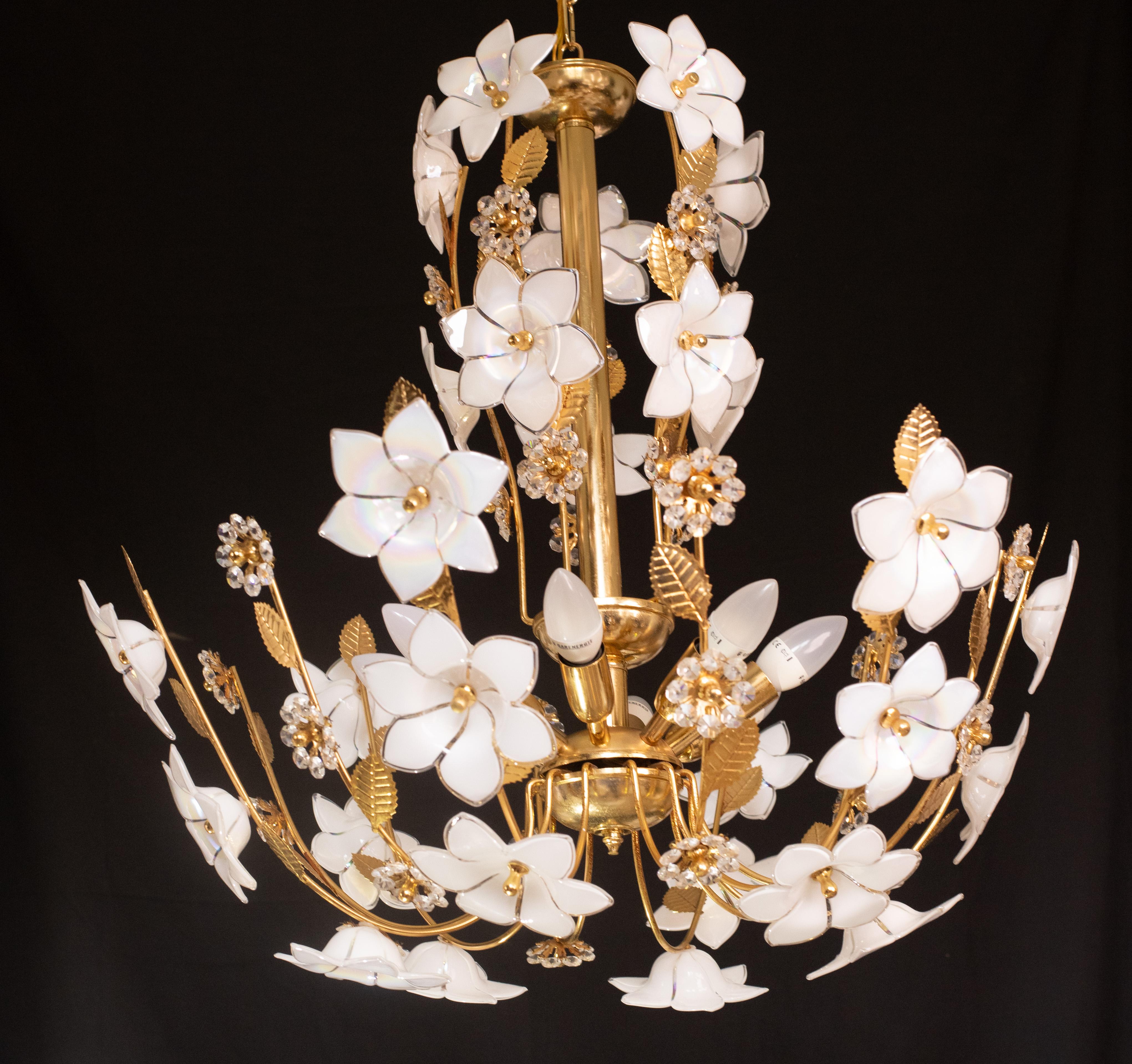 Vintage Large size Murano glass chandelier full of white flowers in murano glass and crystal flower on the structure.
The chandelier has 8 light points with E14 socket, possible to rewire for Usa standards.
The frame is made of gold bath.
The height
