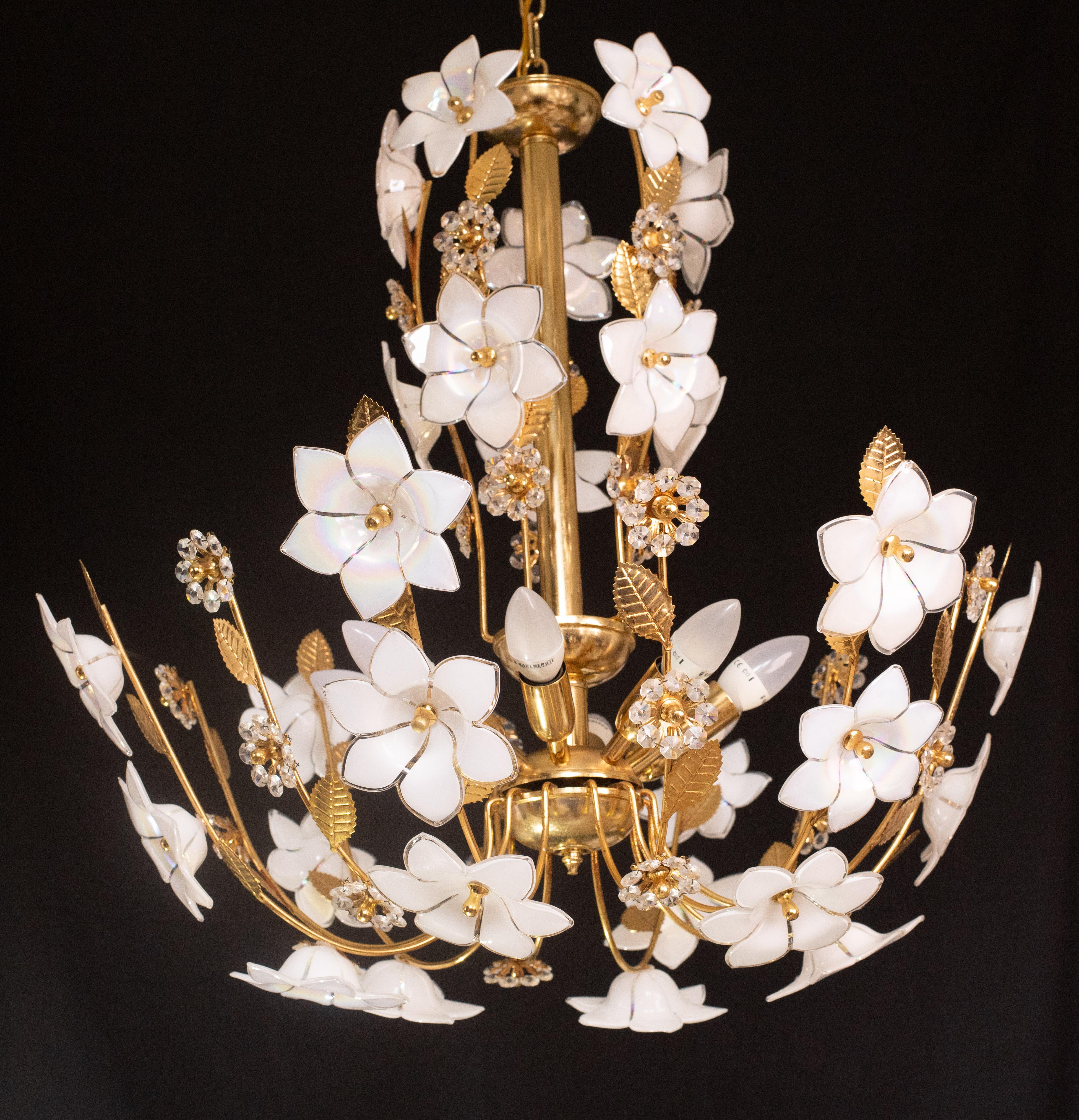 Large Size Vintage Murano Glass Chandelier White Flowers, 1970 In Good Condition For Sale In Roma, IT