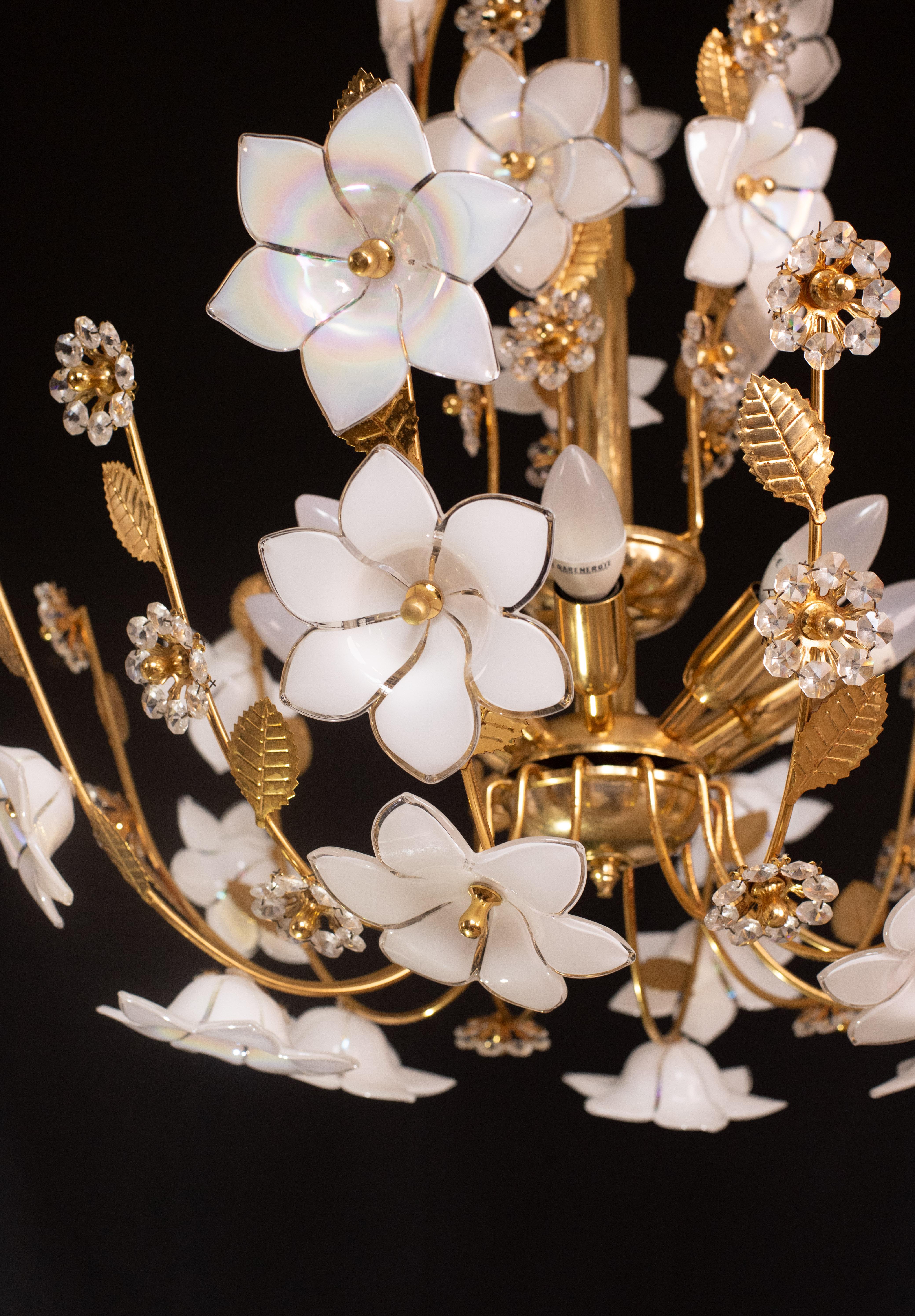 Late 20th Century Large Size Vintage Murano Glass Chandelier White Flowers, 1970 For Sale