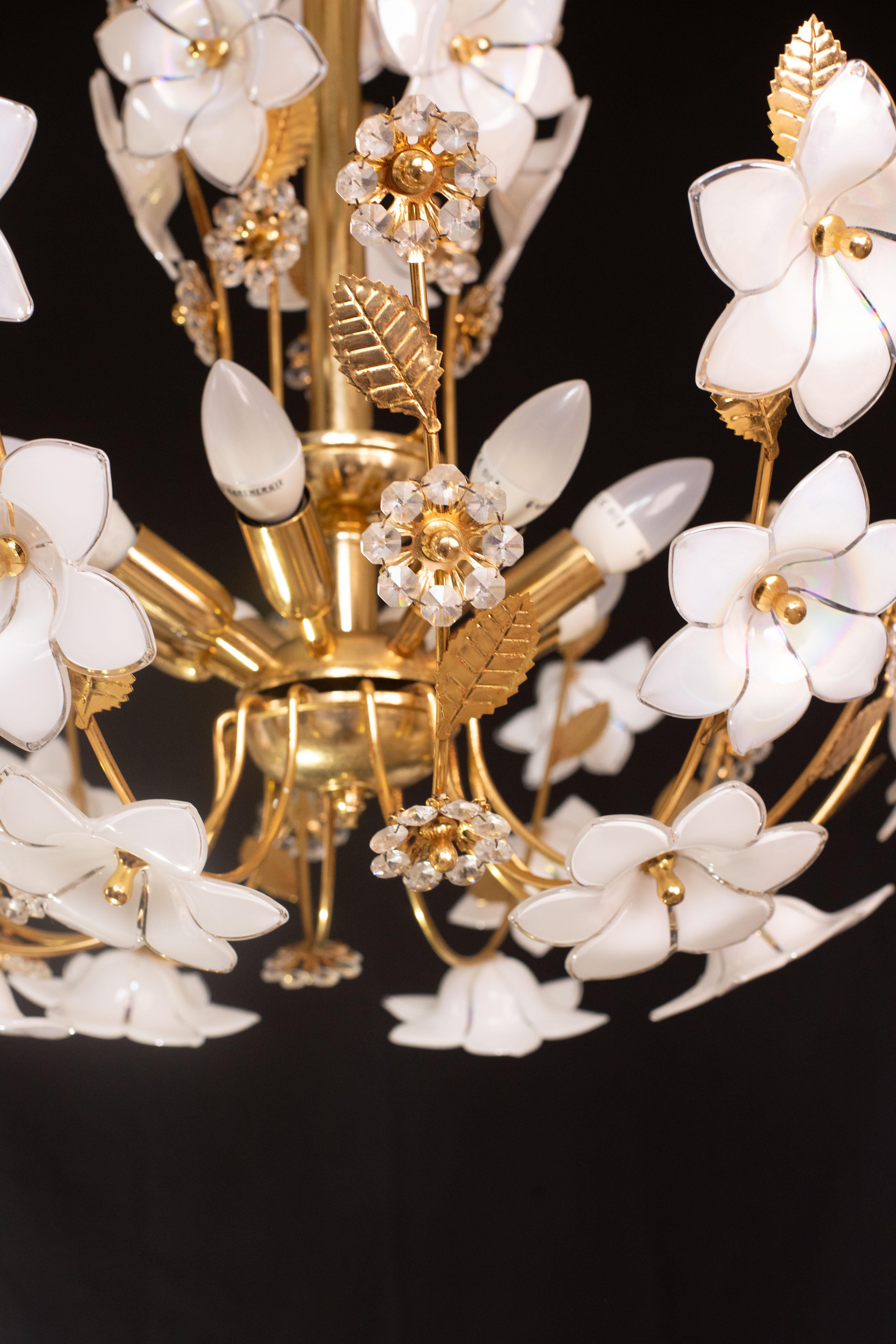 Large Size Vintage Murano Glass Chandelier White Flowers, 1970 For Sale 1