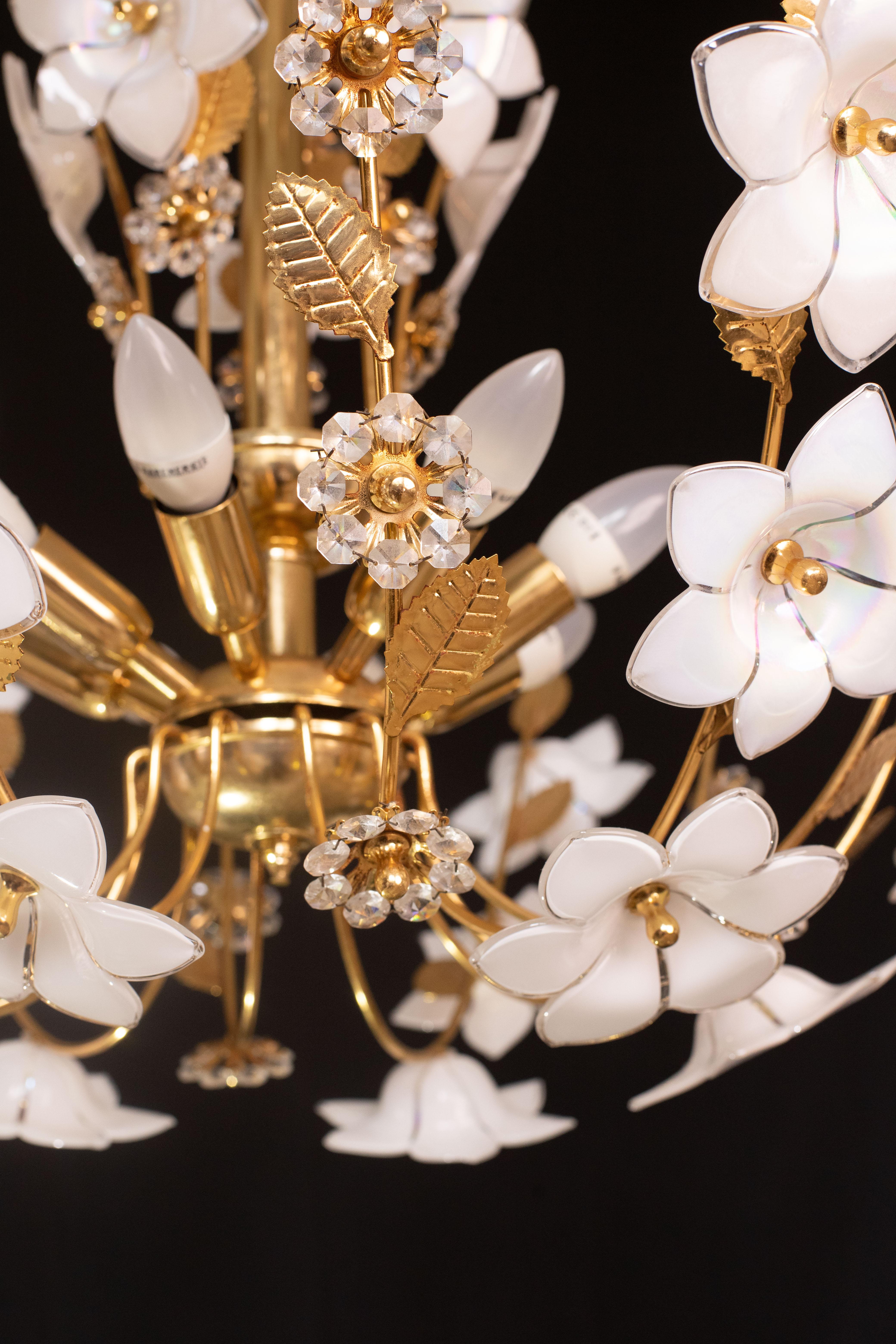 Large Size Vintage Murano Glass Chandelier White Flowers, 1970 For Sale 2