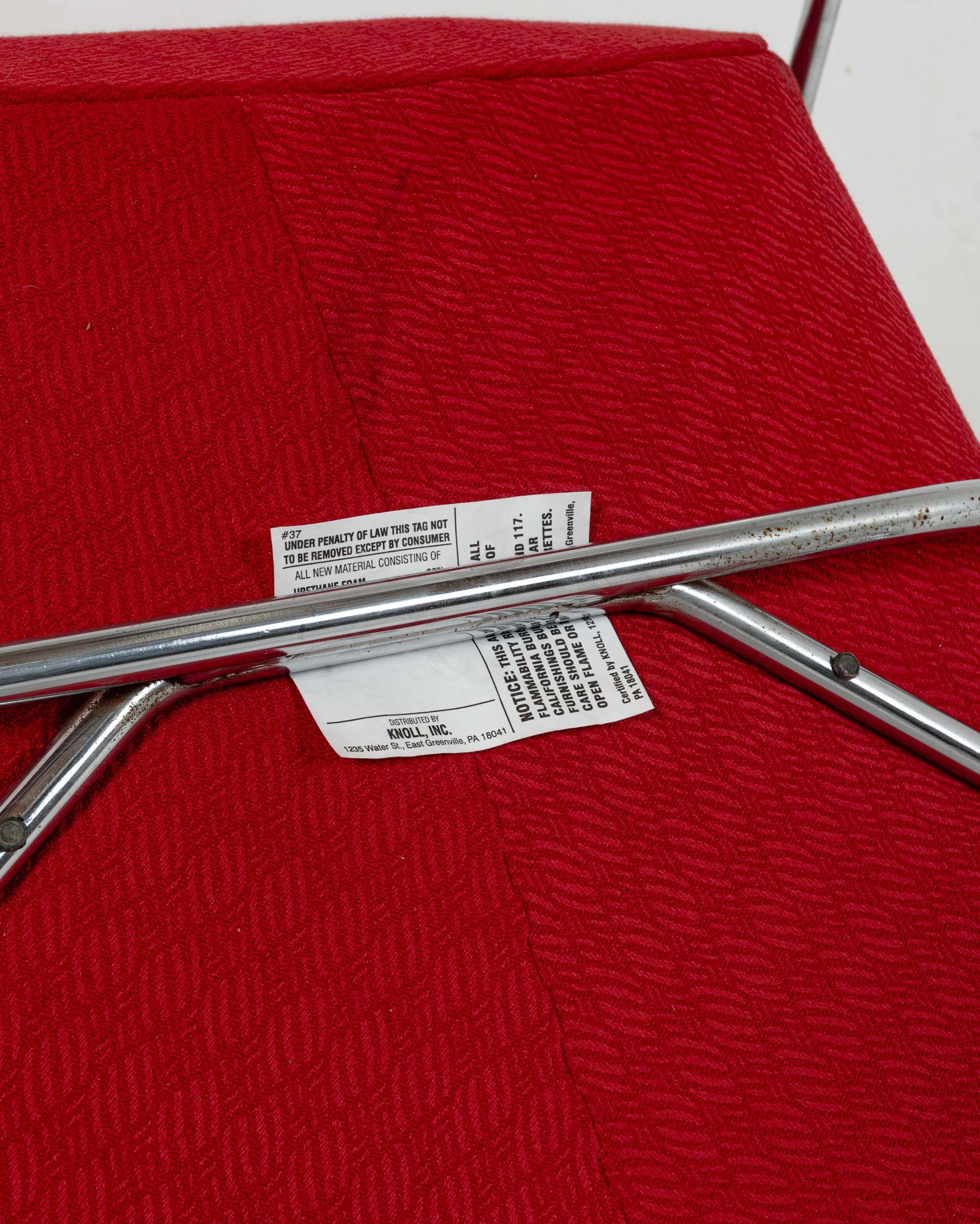 Chaise Womb de grande taille d'Eero Saarinen pour Knoll en tissu rouge et cadre chromé en vente 2