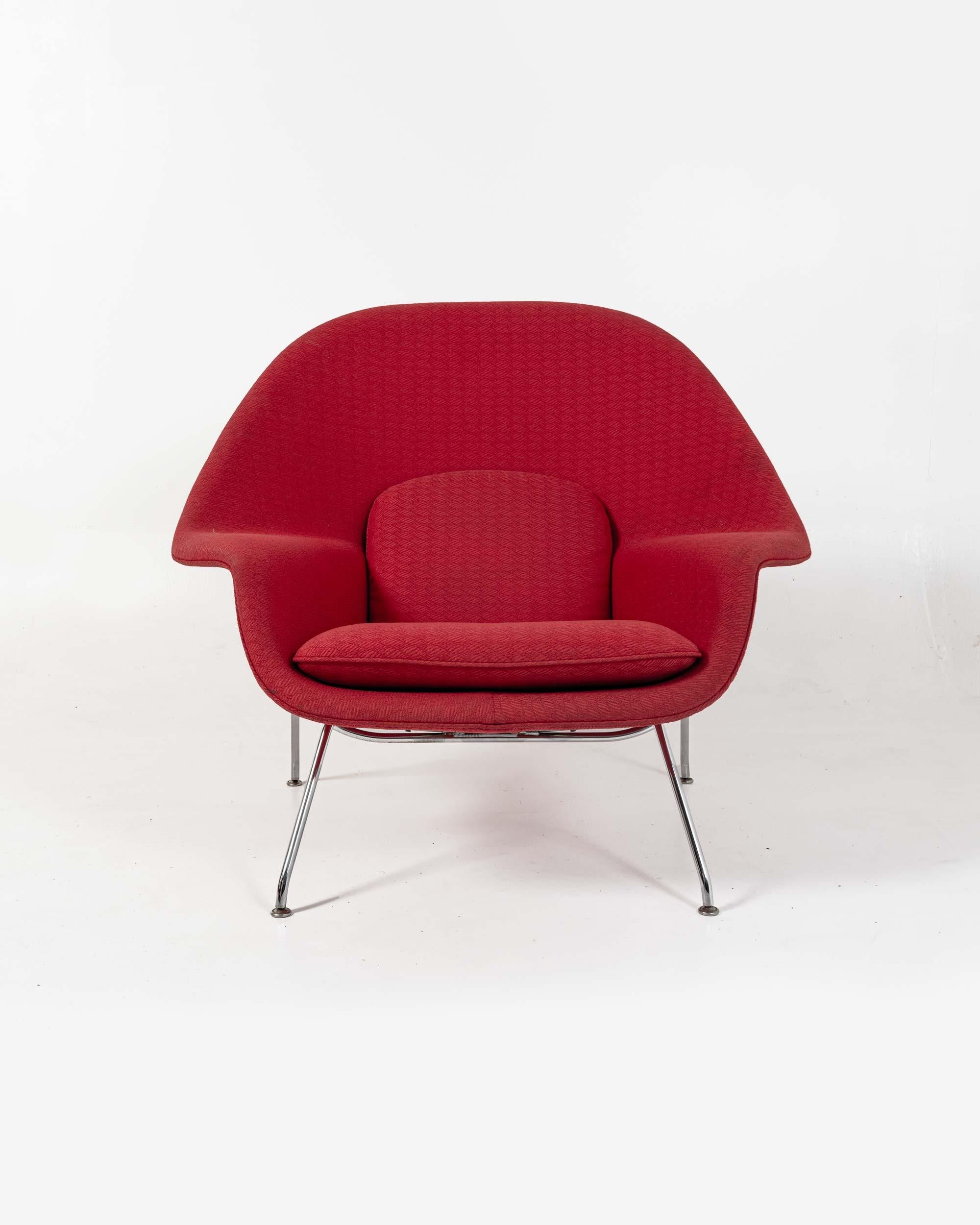 Chaise Womb d'Eero Saarinen pour Knoll en tissu rouge et pieds chromés. Etiquette Knoll originale sous la chaise. Le tissu est en bon état général, il y a quelques endroits où le tissu a été frotté et usé comme le montre l'avant-dernière photo.

Il