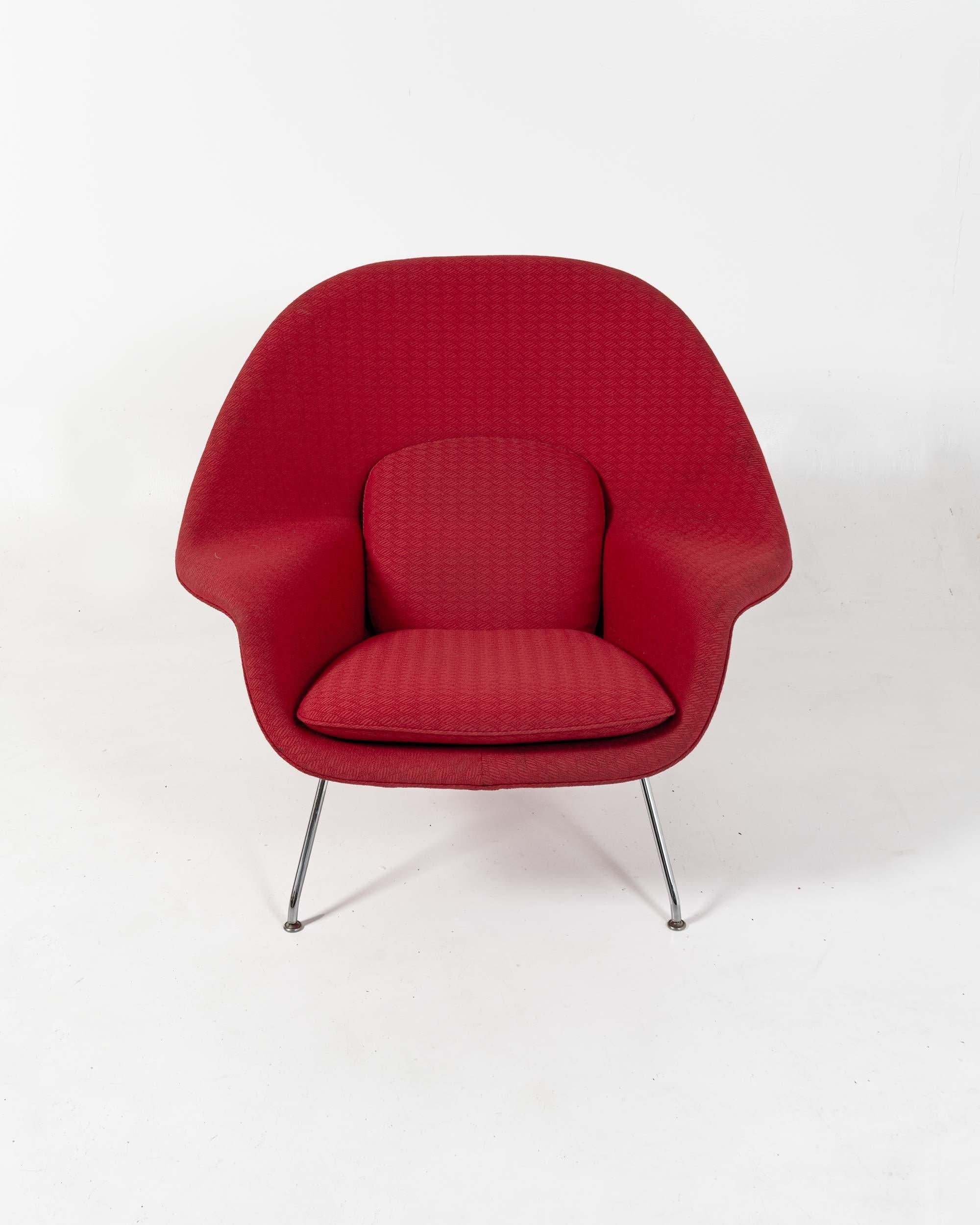 Mid-Century Modern Chaise Womb de grande taille d'Eero Saarinen pour Knoll en tissu rouge et cadre chromé en vente