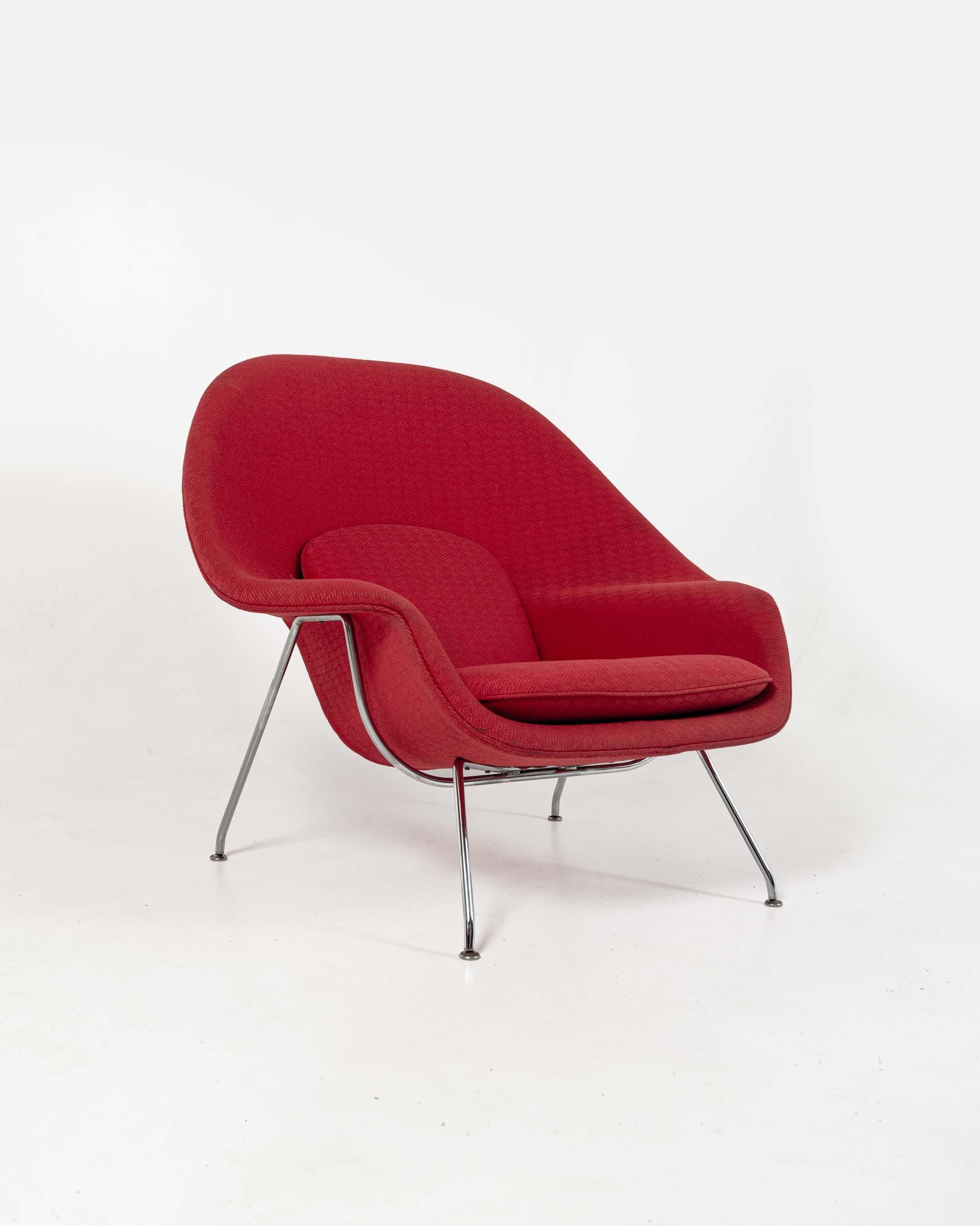 Américain Chaise Womb de grande taille d'Eero Saarinen pour Knoll en tissu rouge et cadre chromé en vente