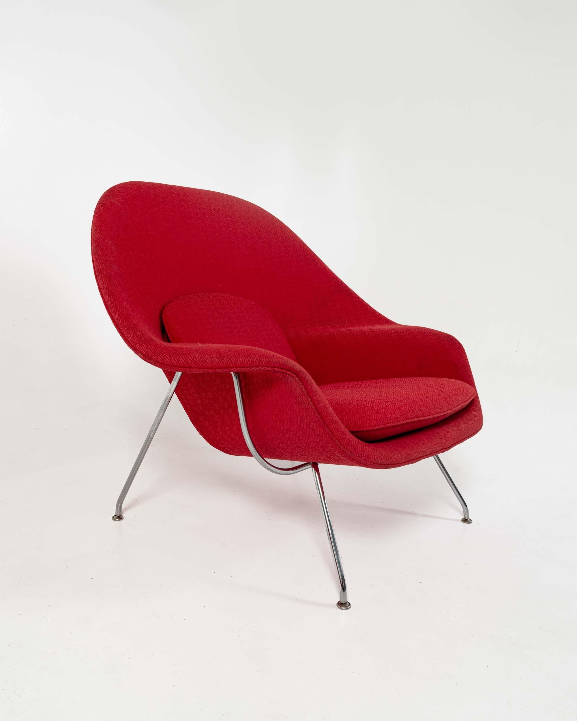 Autre Chaise Womb de grande taille d'Eero Saarinen pour Knoll en tissu rouge et cadre chromé en vente