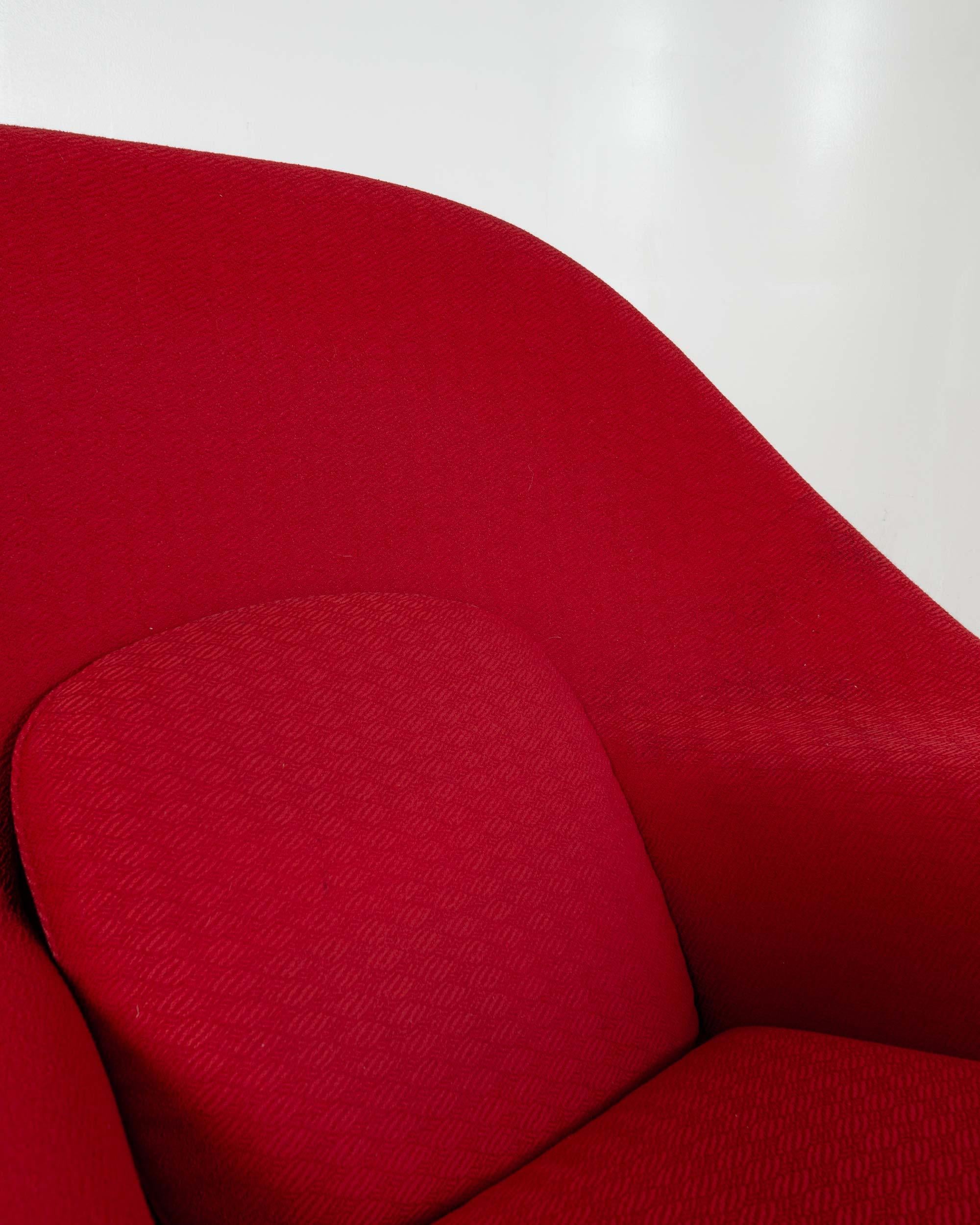 XXIe siècle et contemporain Chaise Womb de grande taille d'Eero Saarinen pour Knoll en tissu rouge et cadre chromé en vente