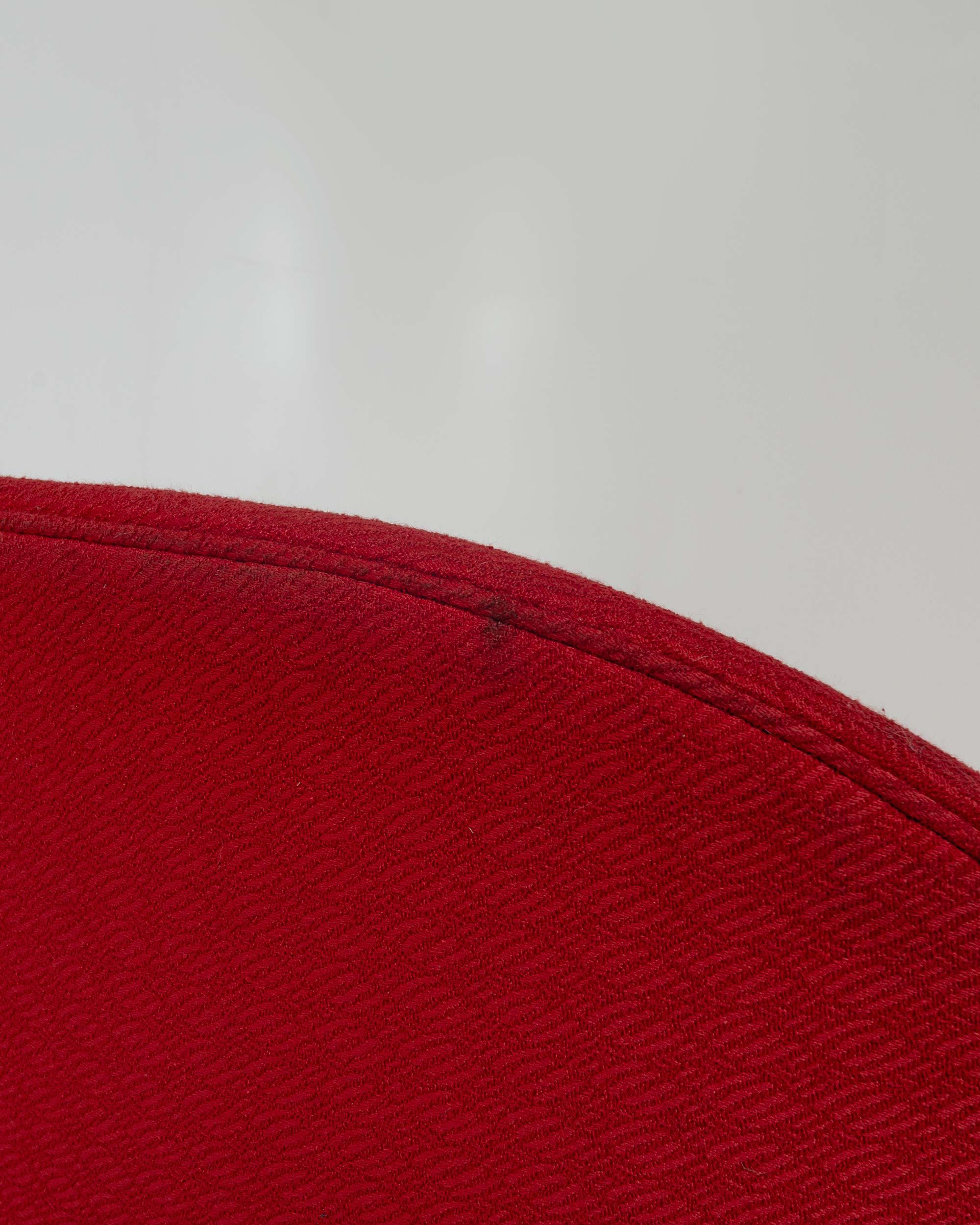 Chaise Womb de grande taille d'Eero Saarinen pour Knoll en tissu rouge et cadre chromé en vente 1