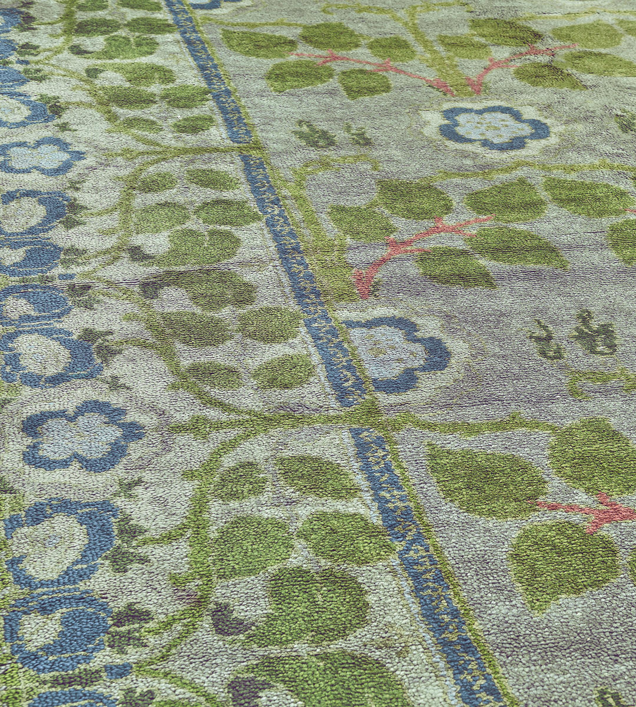Large-Sized Antique Irish Donegal Rug In Good Condition For Sale In West Hollywood, CA