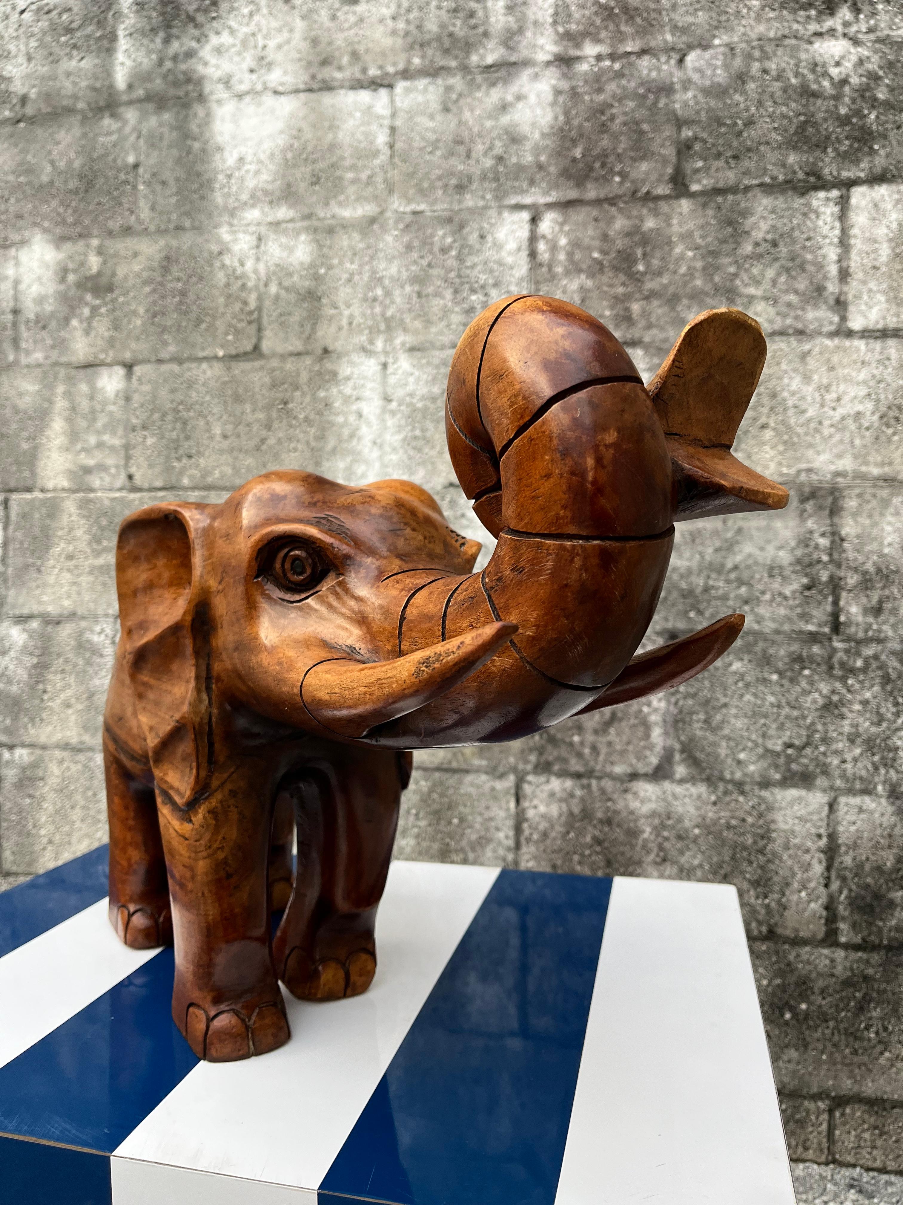 Sculpture d'éléphant en bois de grande taille, sculptée à la main, vers la fin du XXe siècle. 3