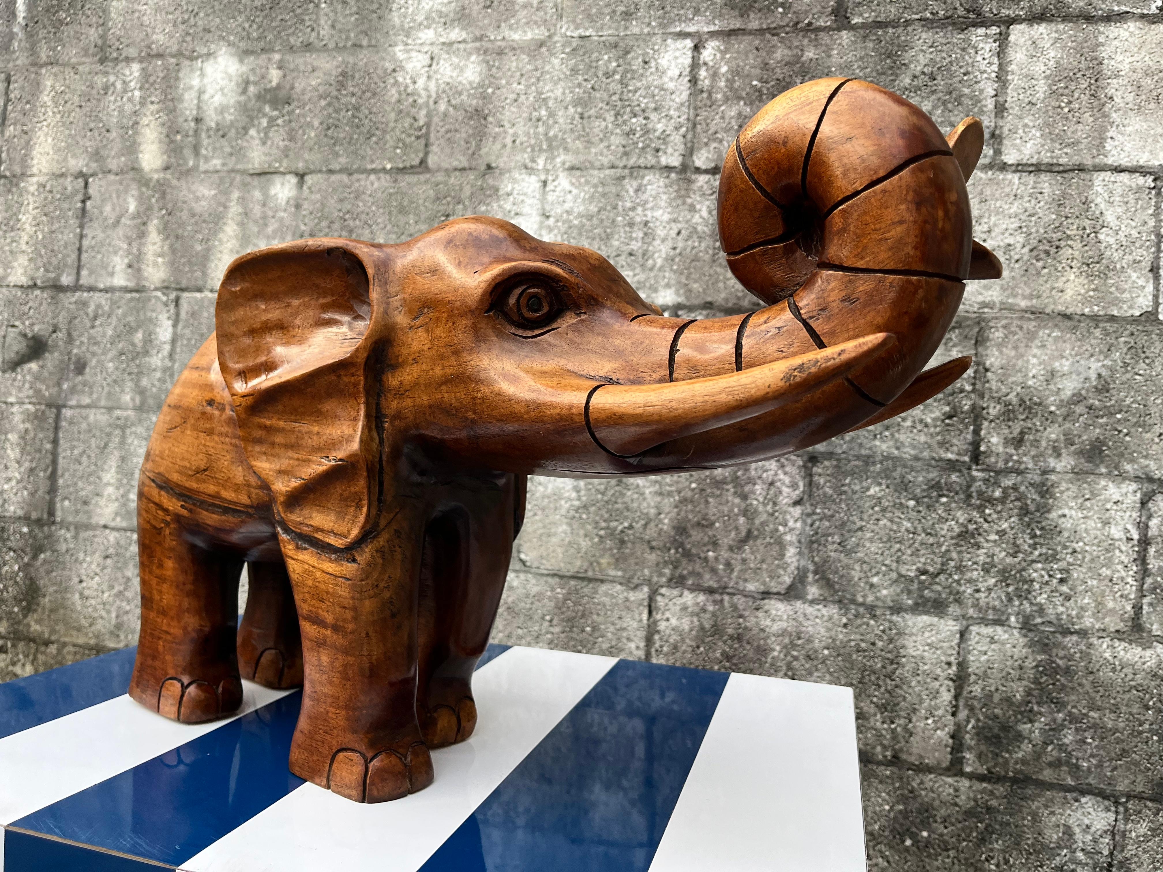 Sculpture d'éléphant en bois de grande taille, sculptée à la main, vers la fin du XXe siècle. 4