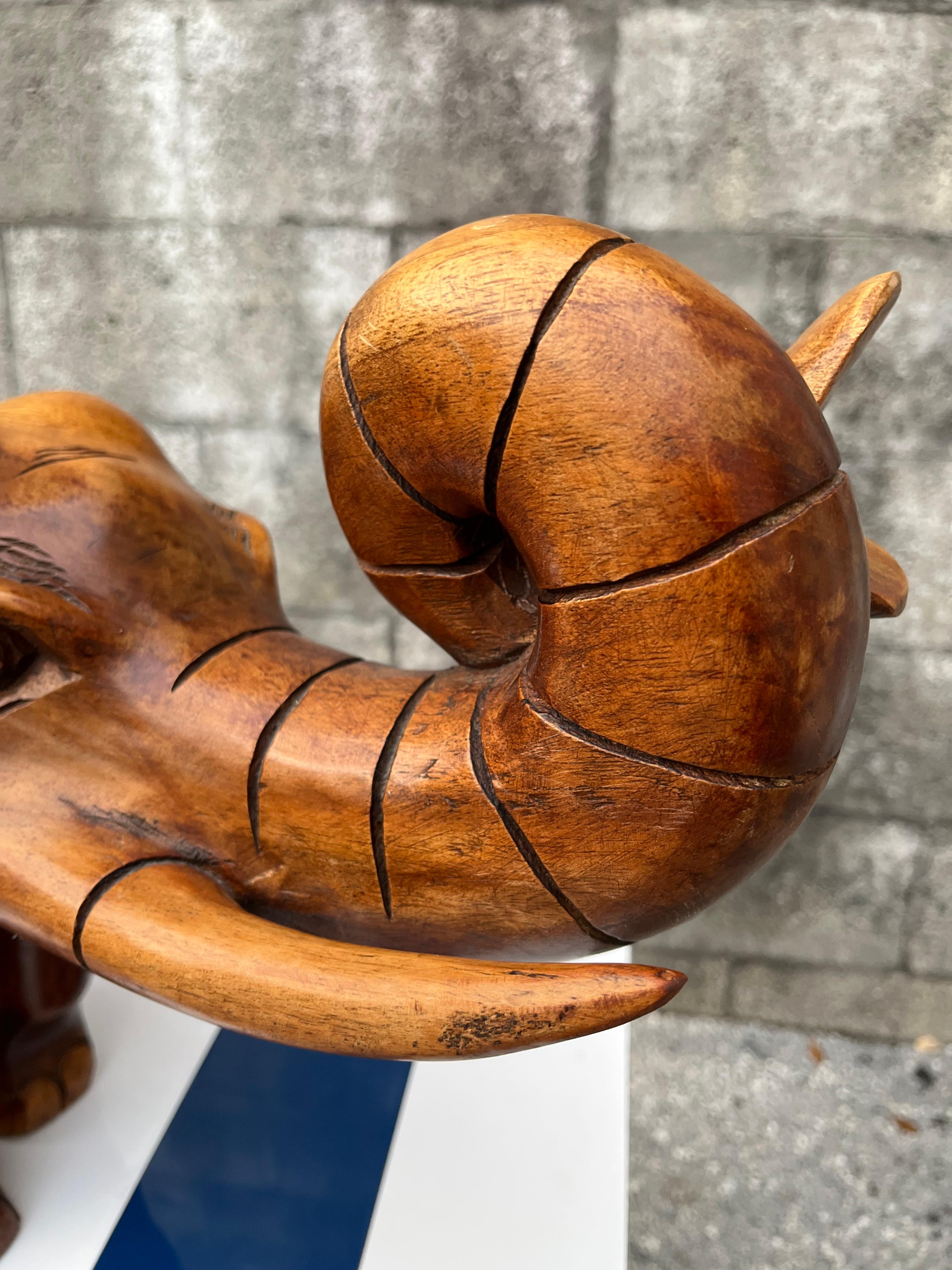 Sculpture d'éléphant en bois de grande taille, sculptée à la main, vers la fin du XXe siècle. 5