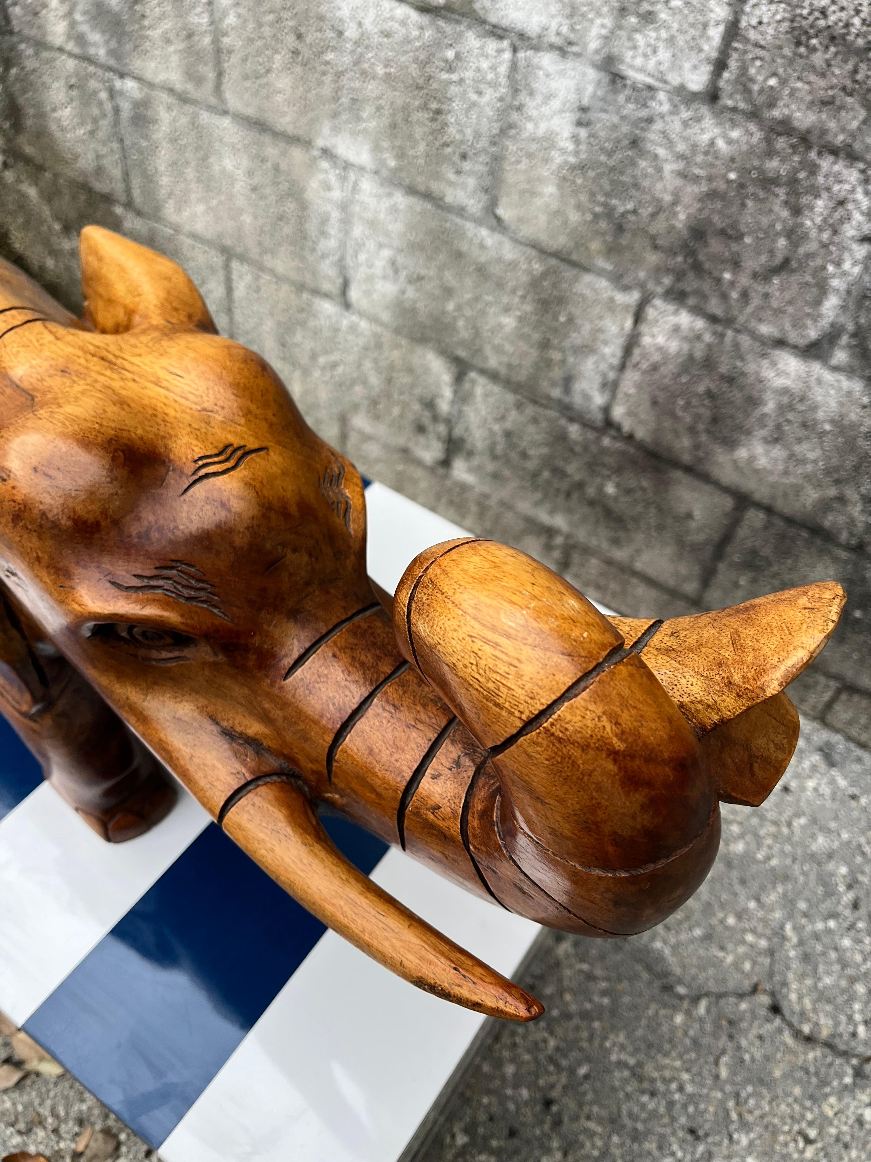 Sculpture d'éléphant en bois de grande taille, sculptée à la main, vers la fin du XXe siècle. 8