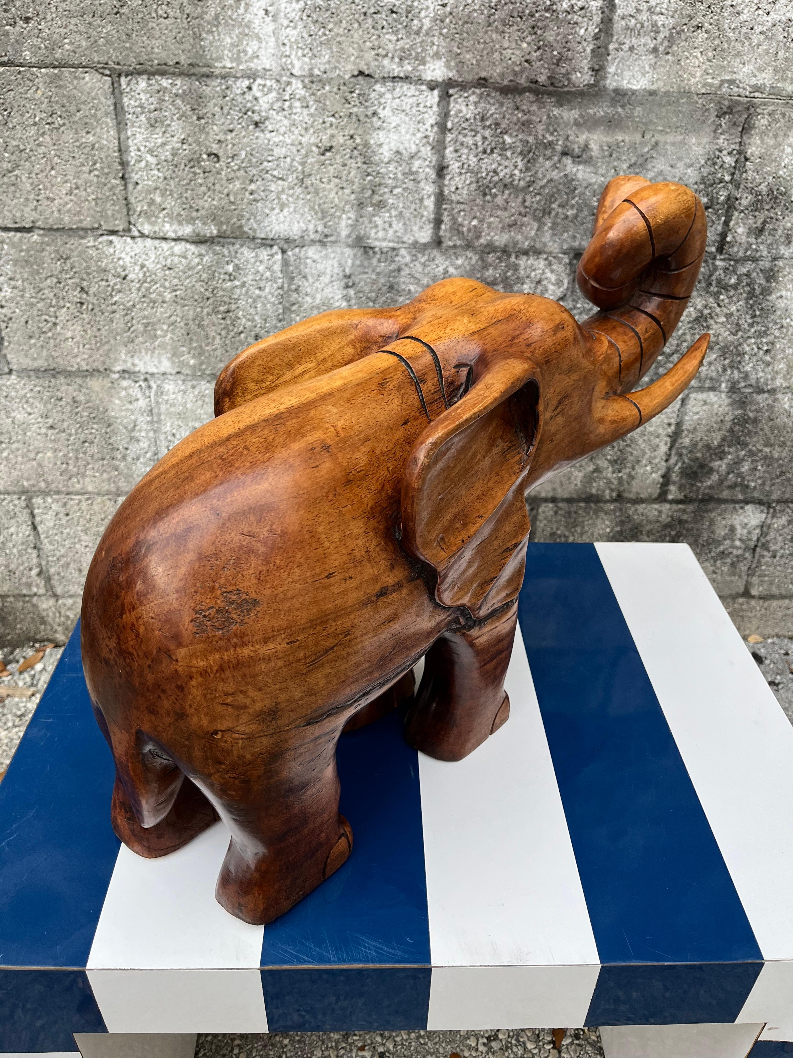 Sculpture d'éléphant en bois de grande taille, sculptée à la main, vers la fin du XXe siècle. 9
