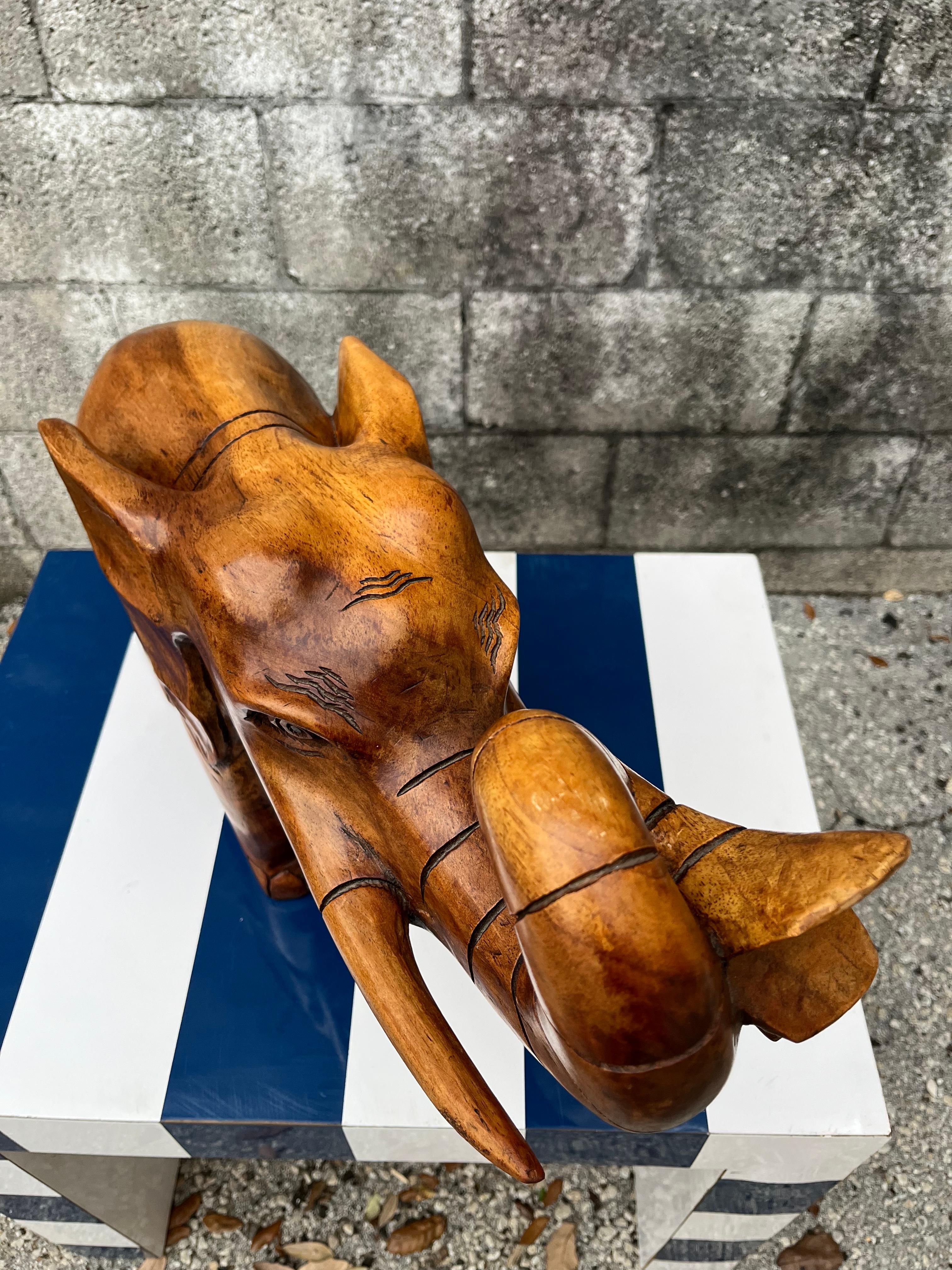 Sculpture d'éléphant en bois de grande taille, sculptée à la main, vers la fin du XXe siècle. 12
