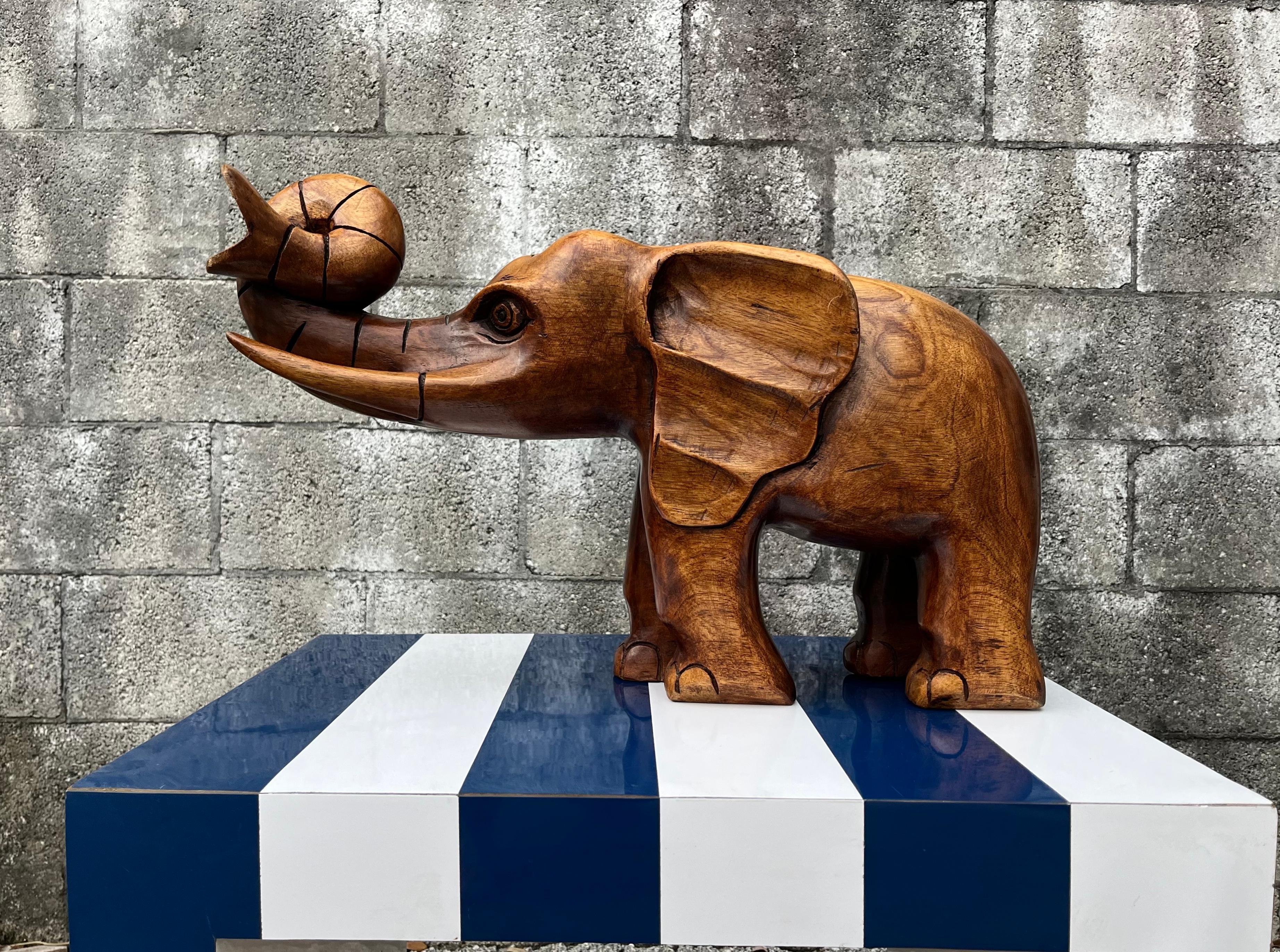 Vintage Large-Sized Wooden Sculpture Elephant, Circa late 20th Century, Sculpture en bois sculptée à la main. 
Sculptée à la main dans un bois massif et vernie en brun foncé.
Naturellement gravée et avec un beau grain de bois naturel.
En excellent