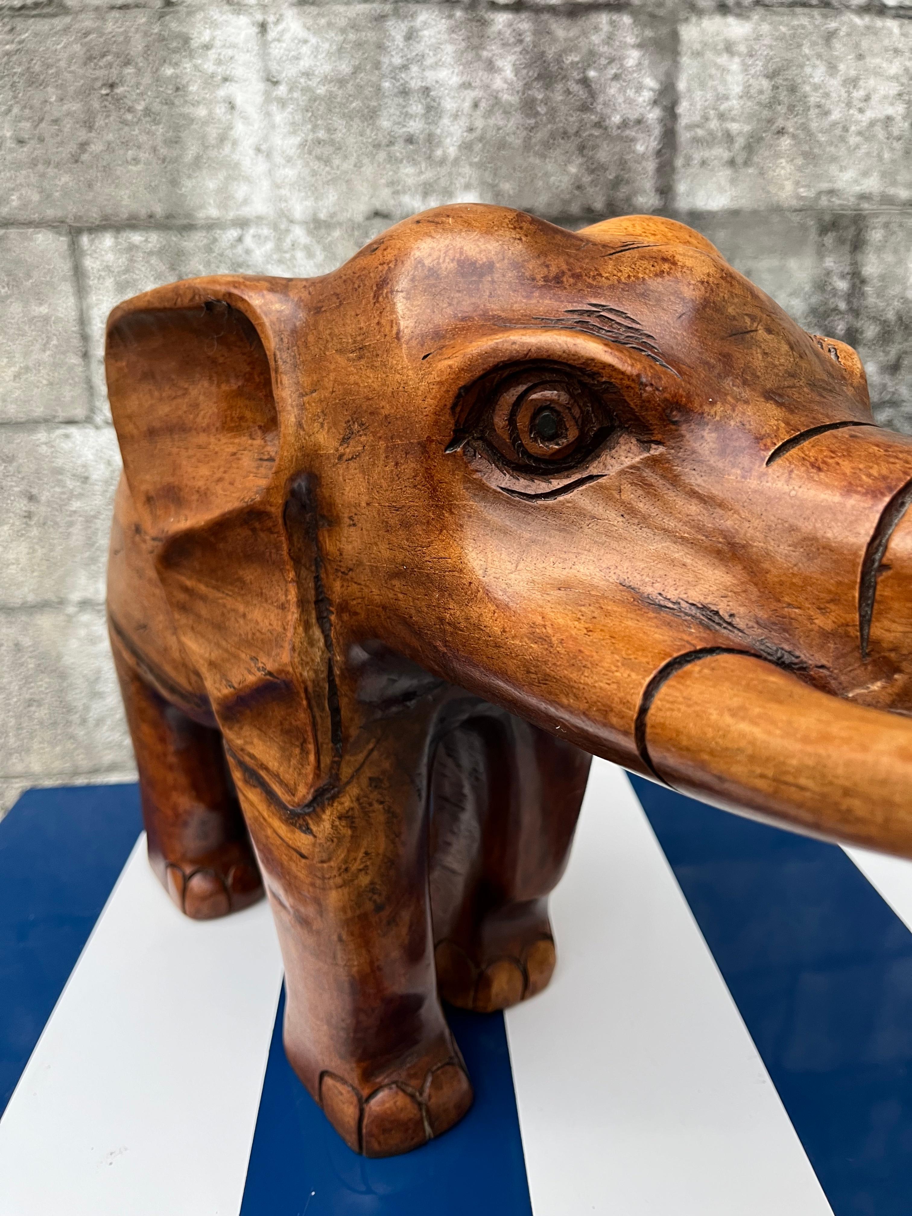 Sculpture d'éléphant en bois de grande taille, sculptée à la main, vers la fin du XXe siècle. 13