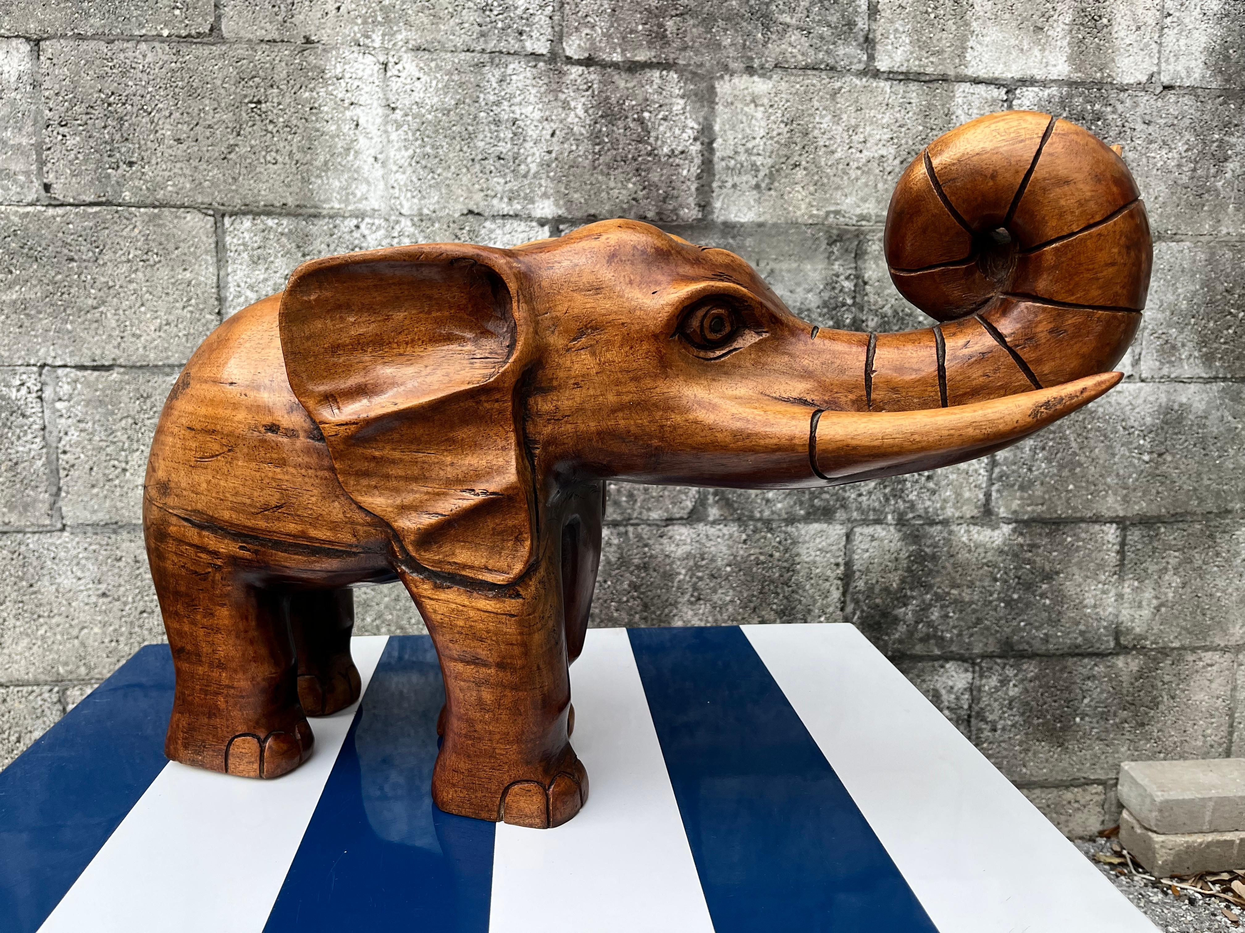 Tribal Sculpture d'éléphant en bois de grande taille, sculptée à la main, vers la fin du XXe siècle.