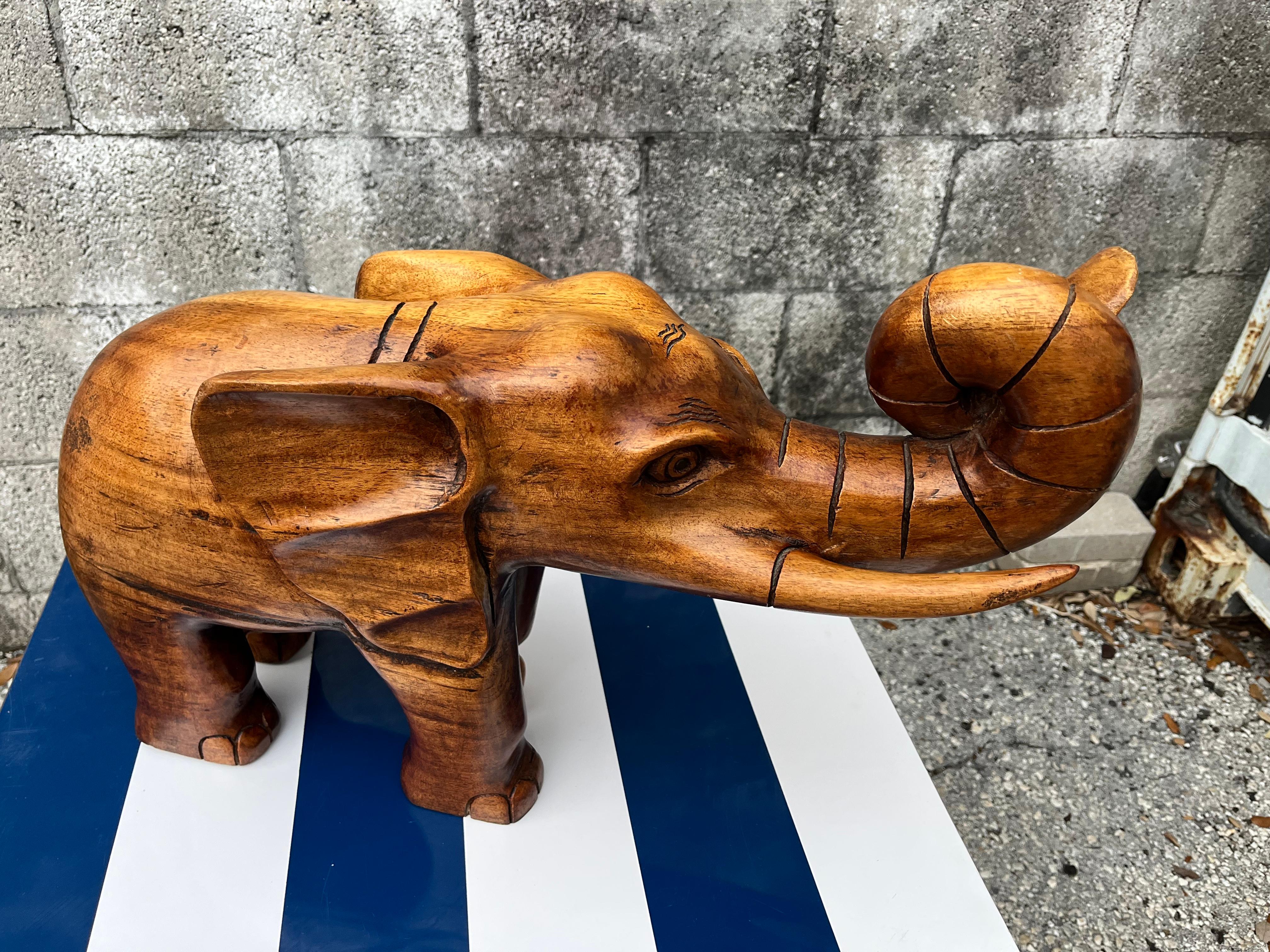 Sculpté à la main Sculpture d'éléphant en bois de grande taille, sculptée à la main, vers la fin du XXe siècle.