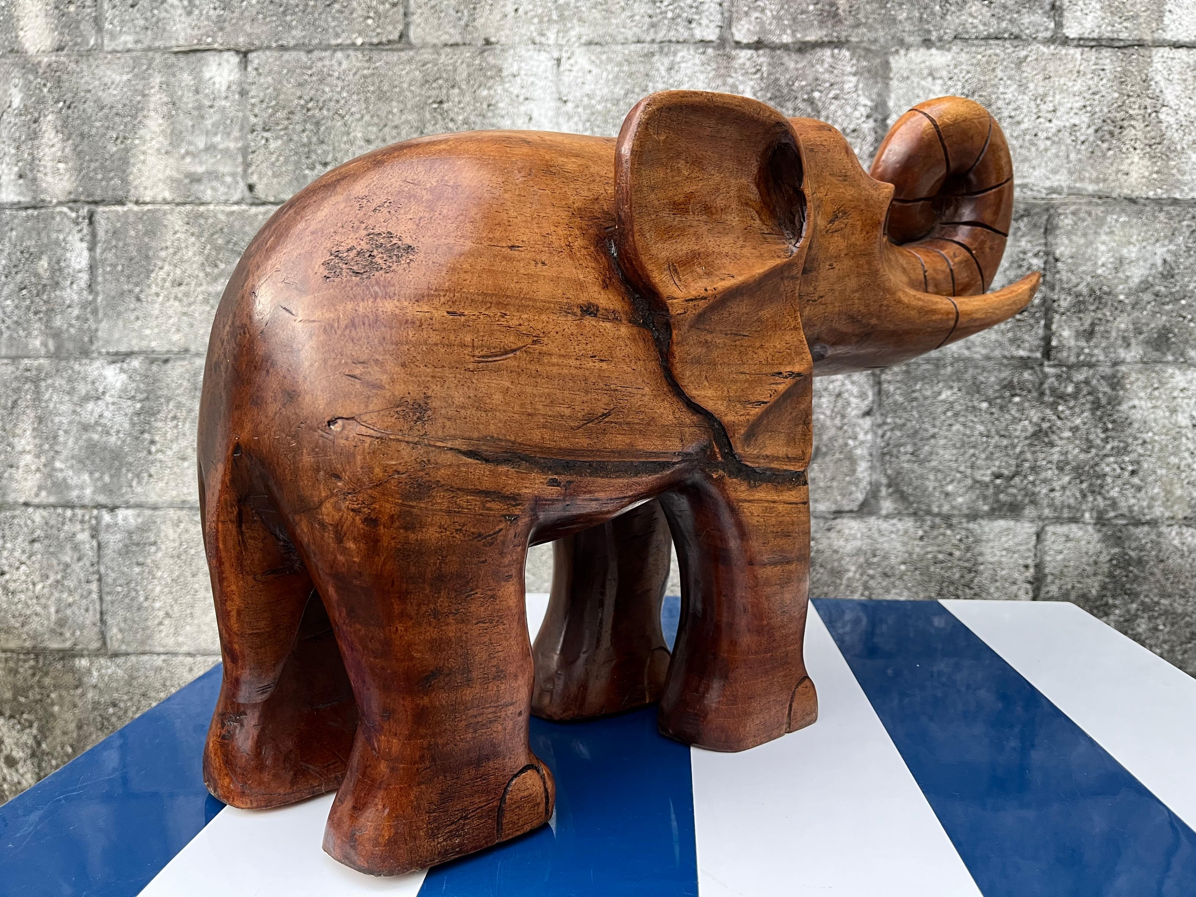 Sculpture d'éléphant en bois de grande taille, sculptée à la main, vers la fin du XXe siècle. Bon état à Miami, FL