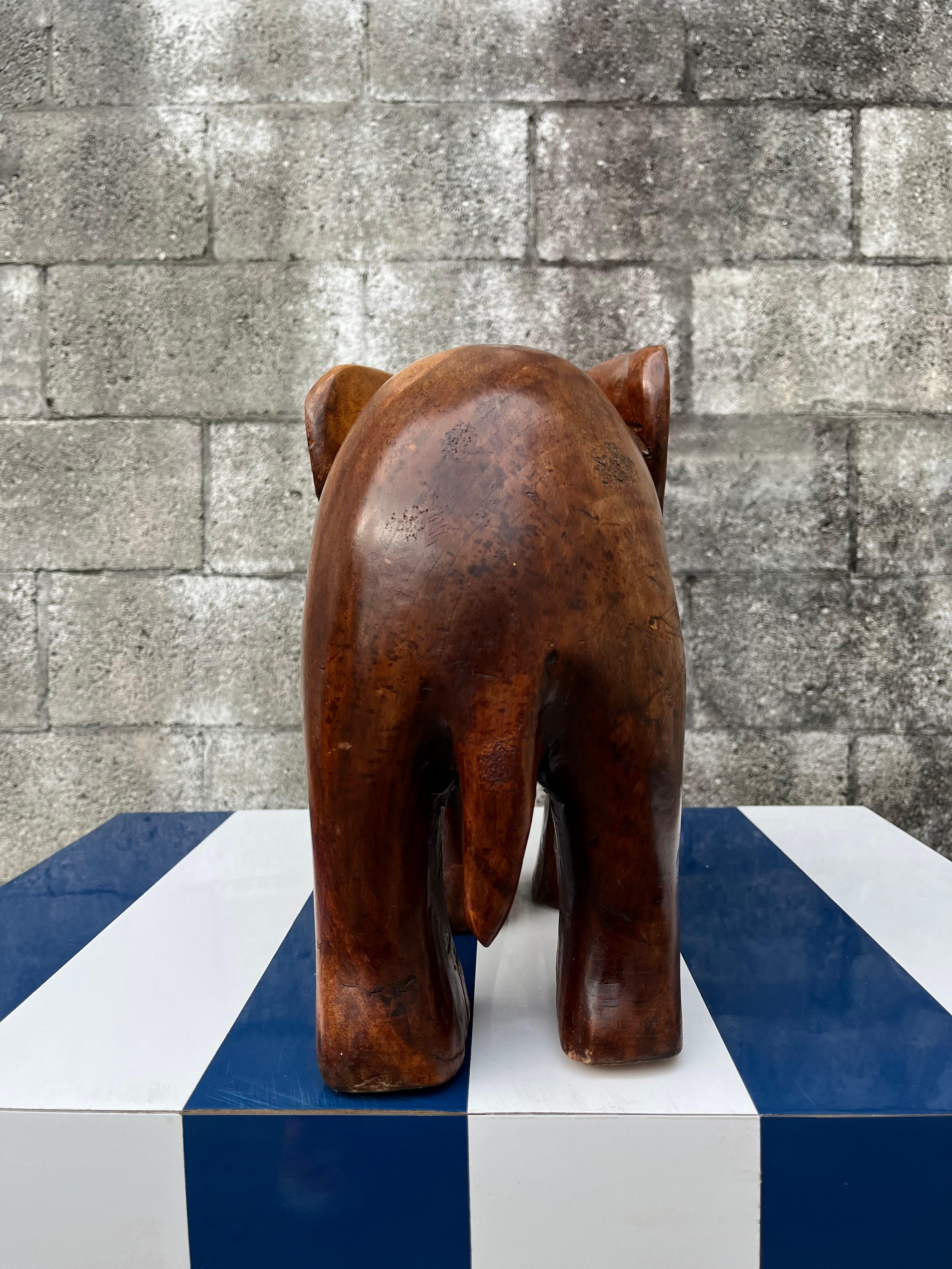 20ième siècle Sculpture d'éléphant en bois de grande taille, sculptée à la main, vers la fin du XXe siècle.