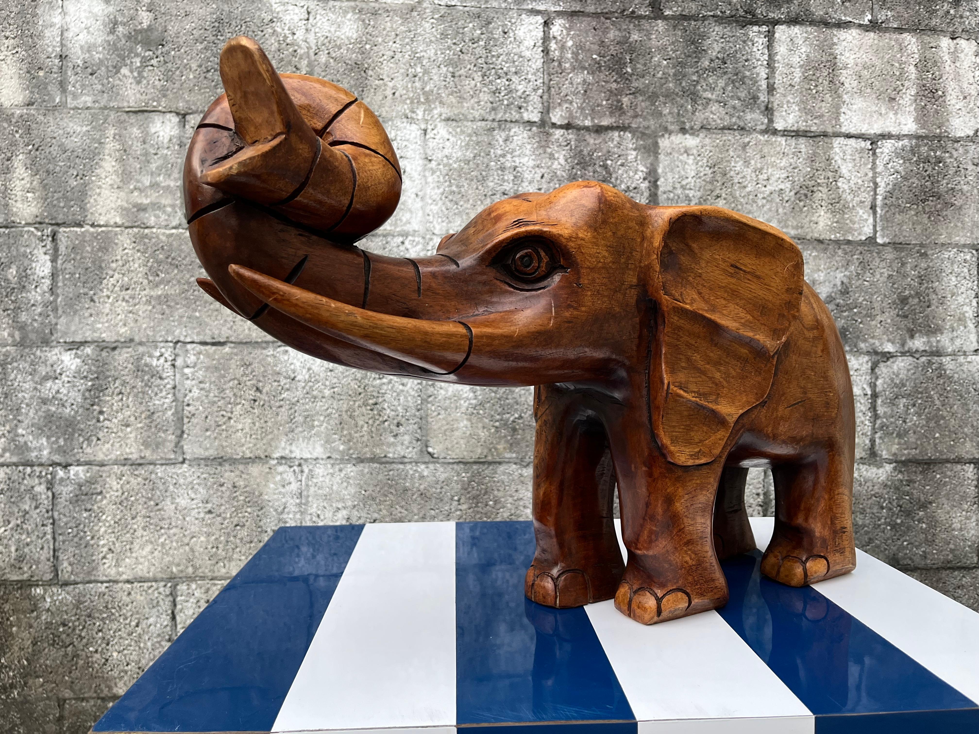 Bois Sculpture d'éléphant en bois de grande taille, sculptée à la main, vers la fin du XXe siècle.