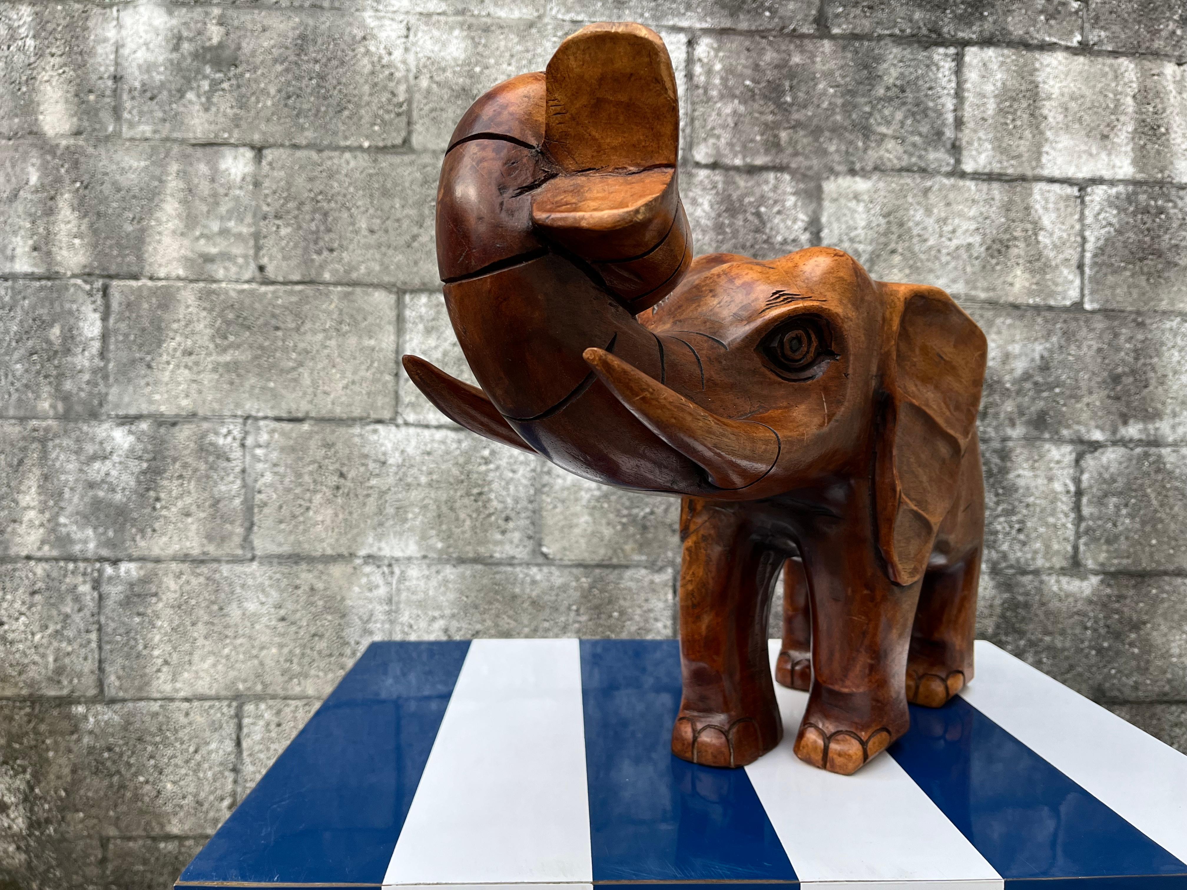 Sculpture d'éléphant en bois de grande taille, sculptée à la main, vers la fin du XXe siècle. 1