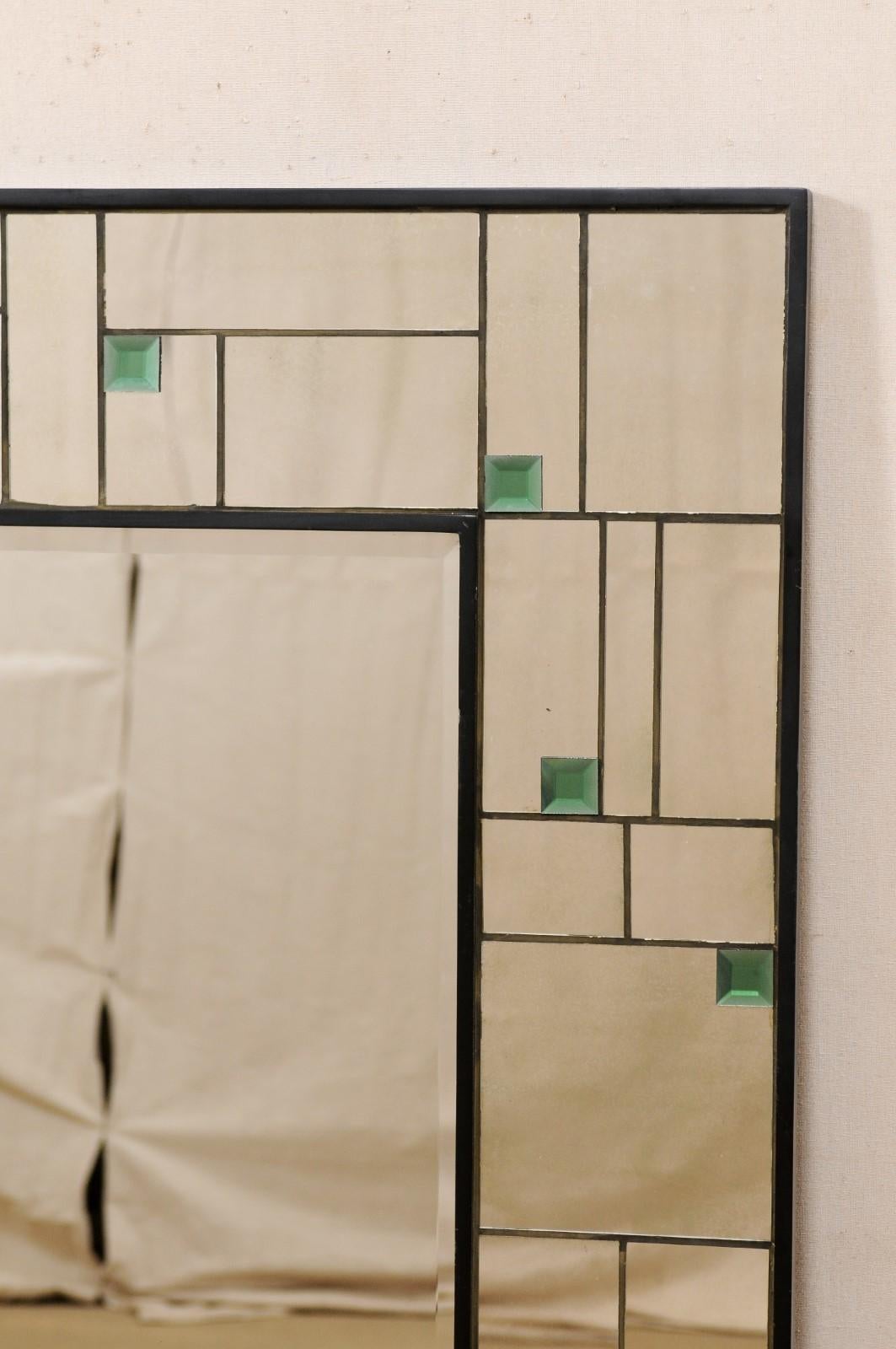 Specchio di grandi dimensioni con bordo a specchio geometrico e accenti verdi in vendita 2