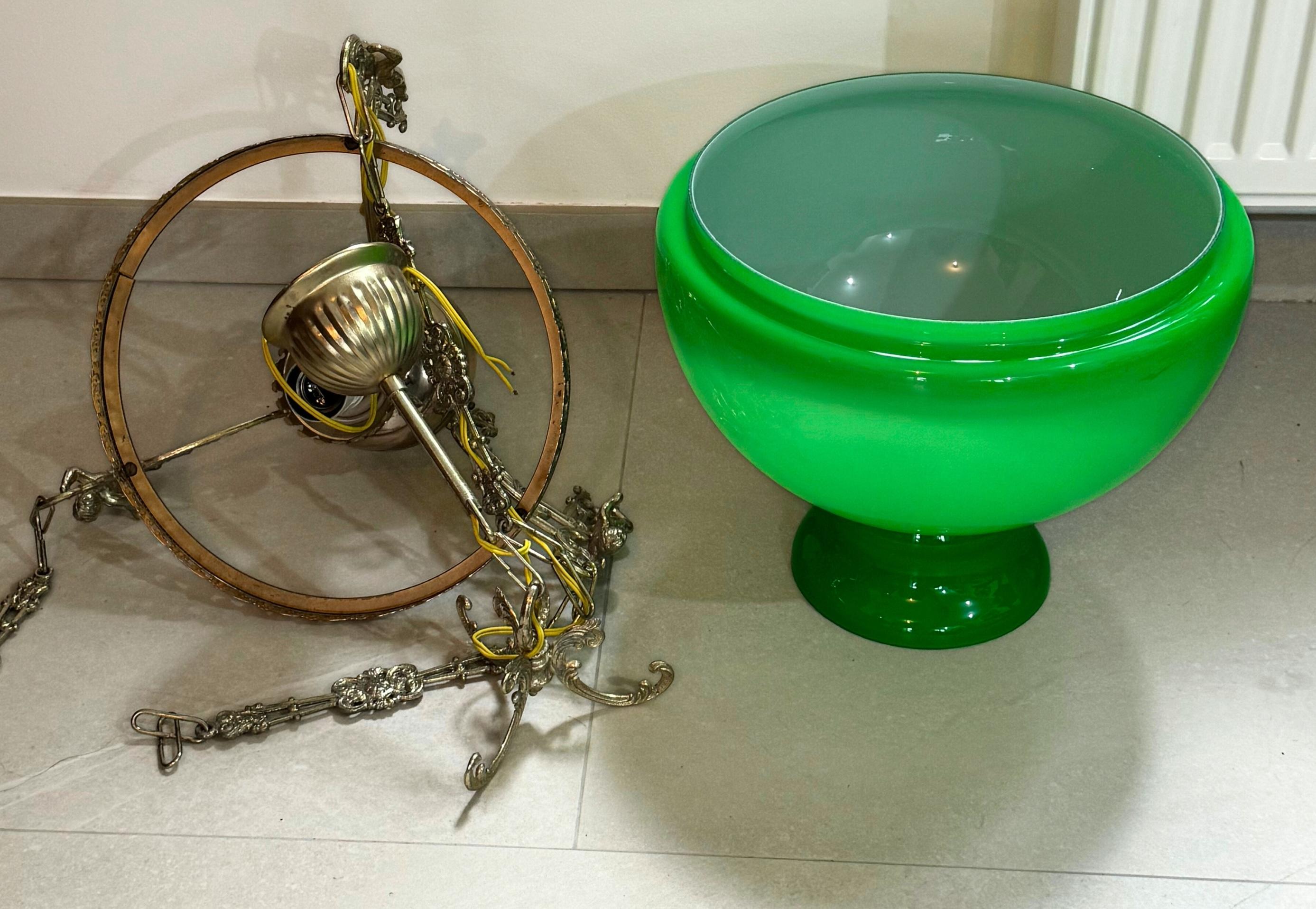 Lampadario vittoriano di grandi dimensioni con lanterna appesa in vetro verde opalino in vendita 2