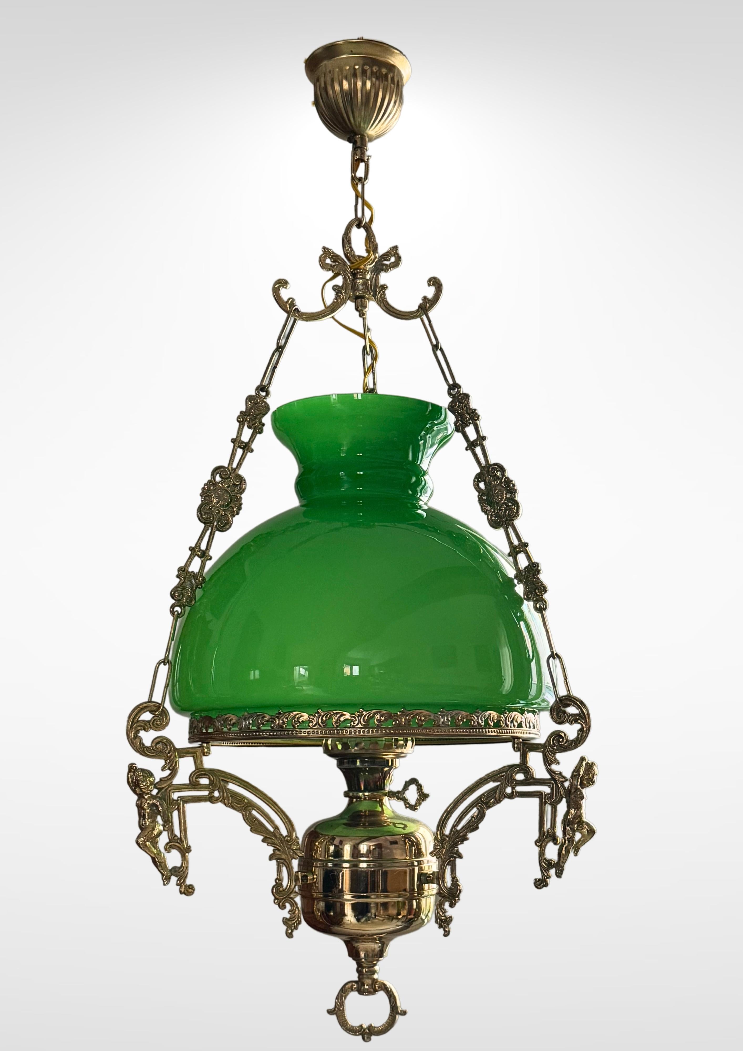 Lampadario a olio a sospensione da biblioteca francese in stile vittoriano di grandi dimensioni.
Consiste in un telaio centrale in ottone con 3 catene ornamentali staccabili. 
La cornice è decorata con angeli putti sospesi su bracci di ottone a