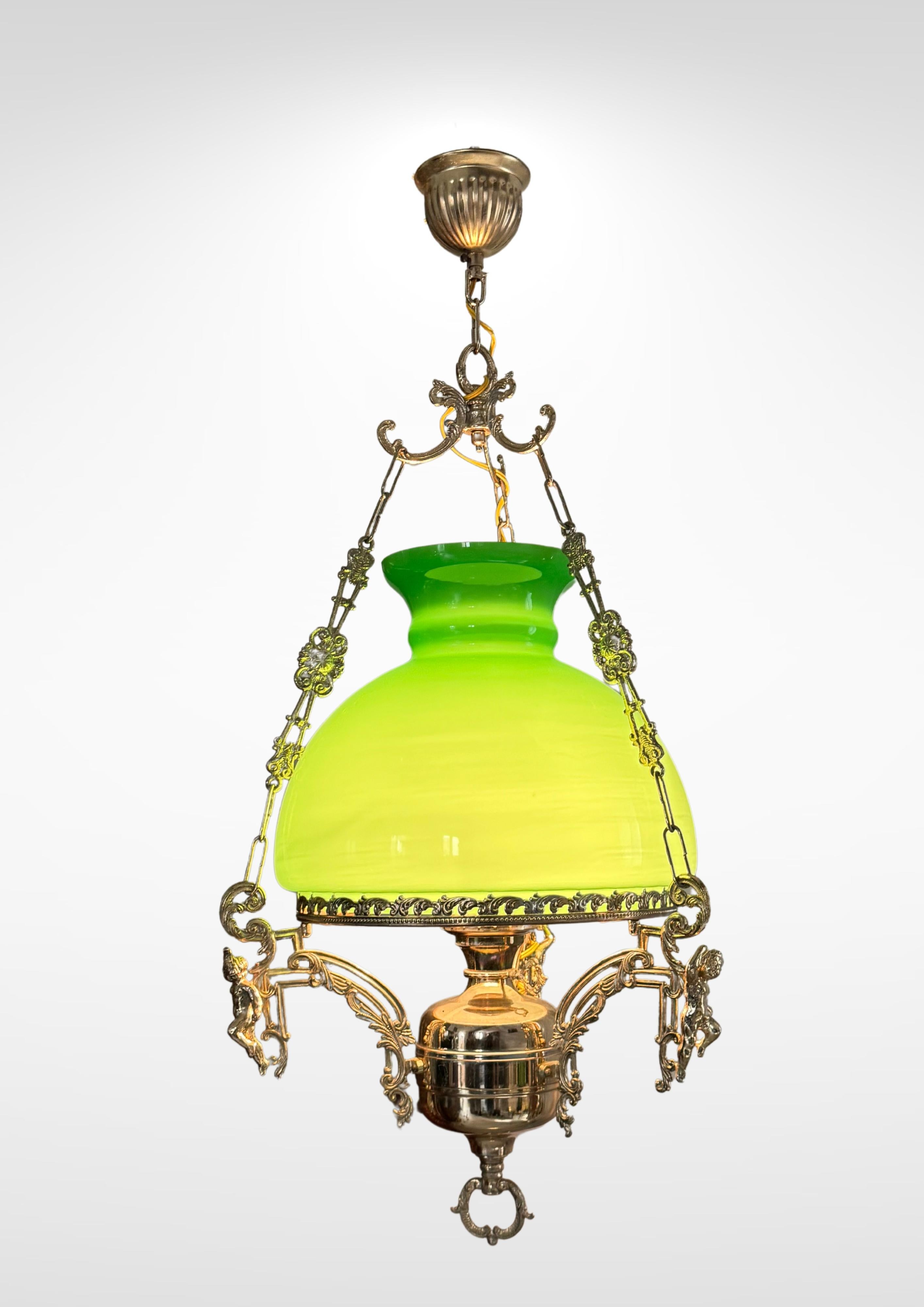 Vittoriano Lampadario vittoriano di grandi dimensioni con lanterna appesa in vetro verde opalino in vendita