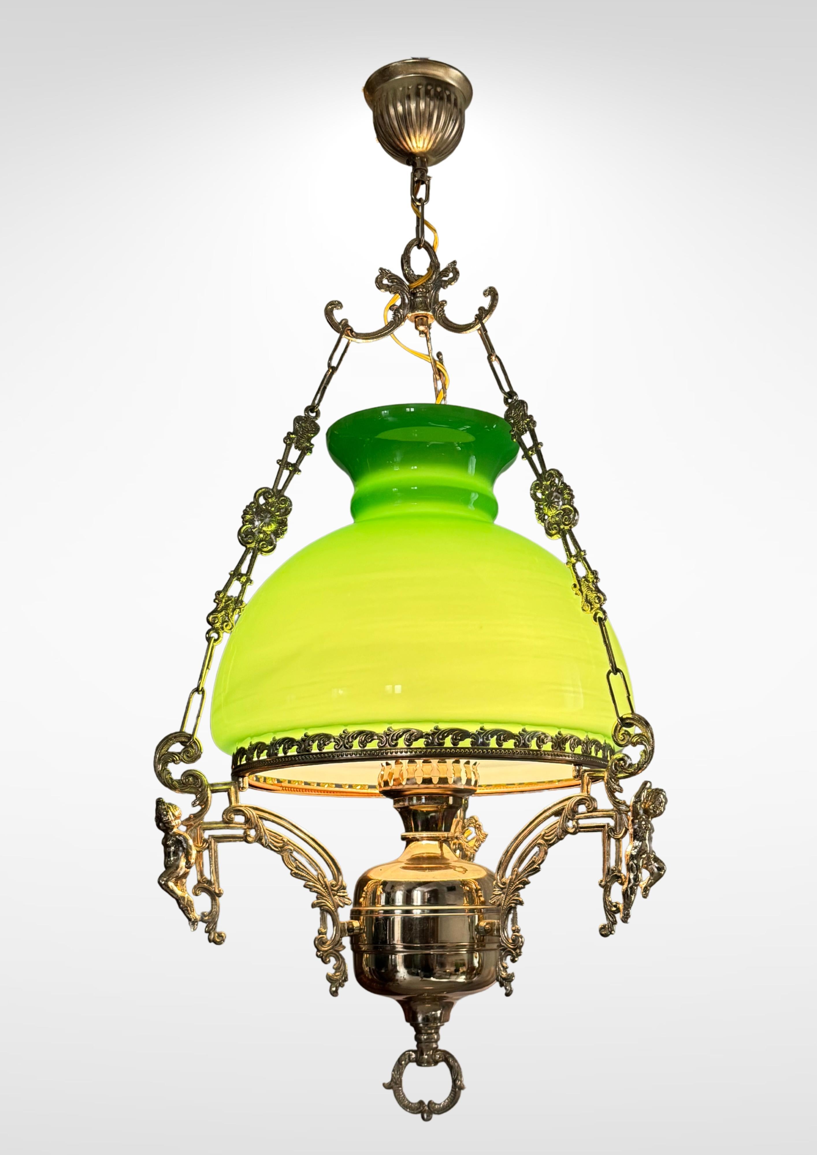 Francese Lampadario vittoriano di grandi dimensioni con lanterna appesa in vetro verde opalino in vendita