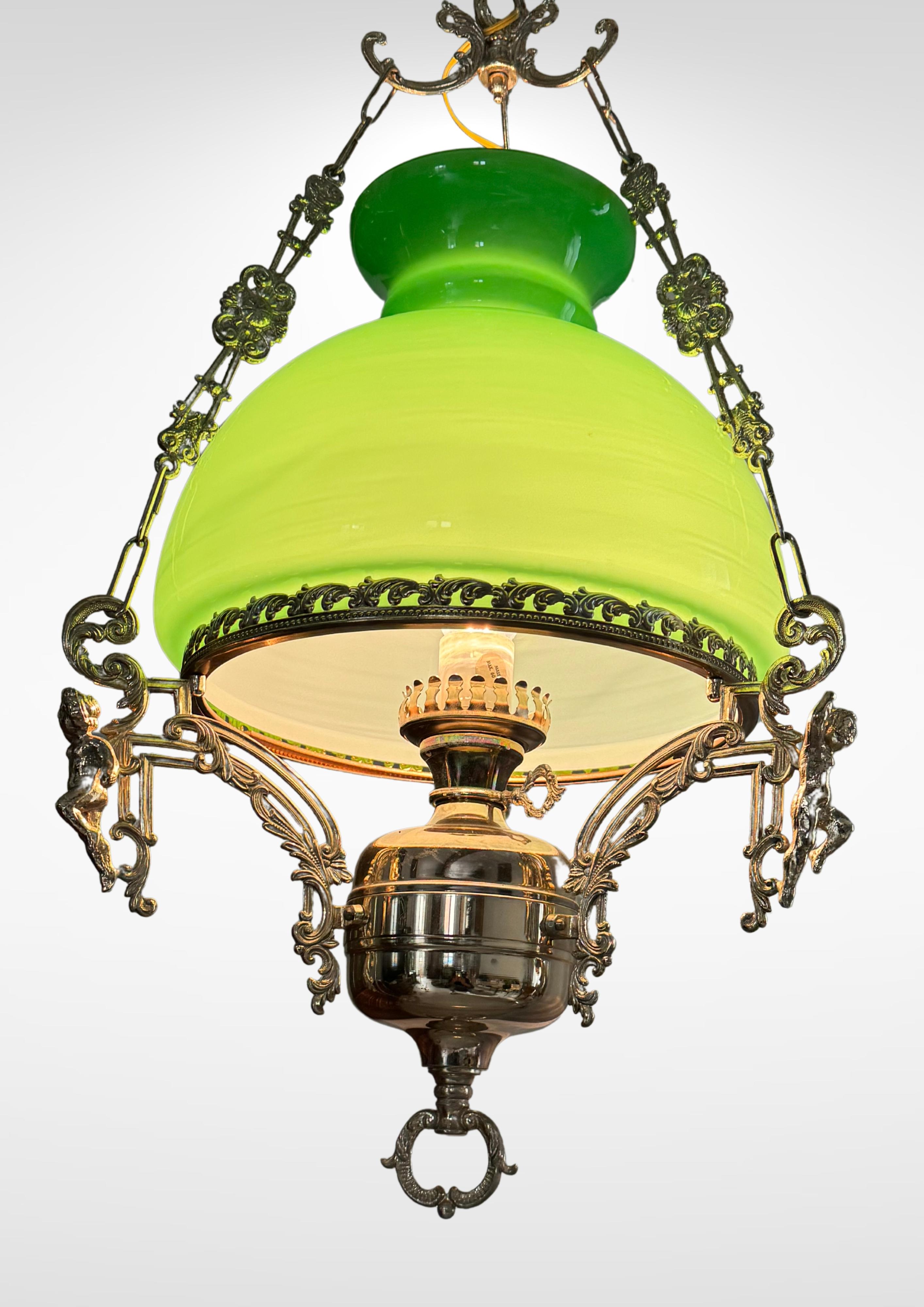 Altro Lampadario vittoriano di grandi dimensioni con lanterna appesa in vetro verde opalino in vendita