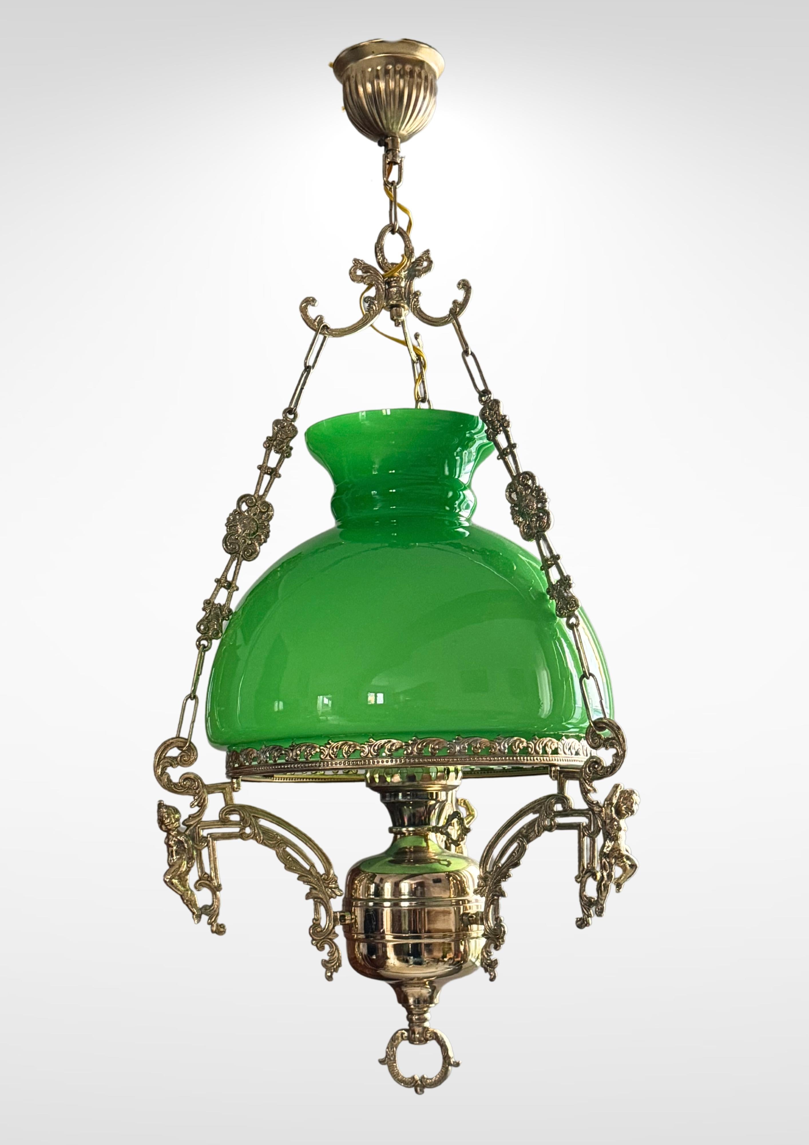 XX secolo Lampadario vittoriano di grandi dimensioni con lanterna appesa in vetro verde opalino in vendita