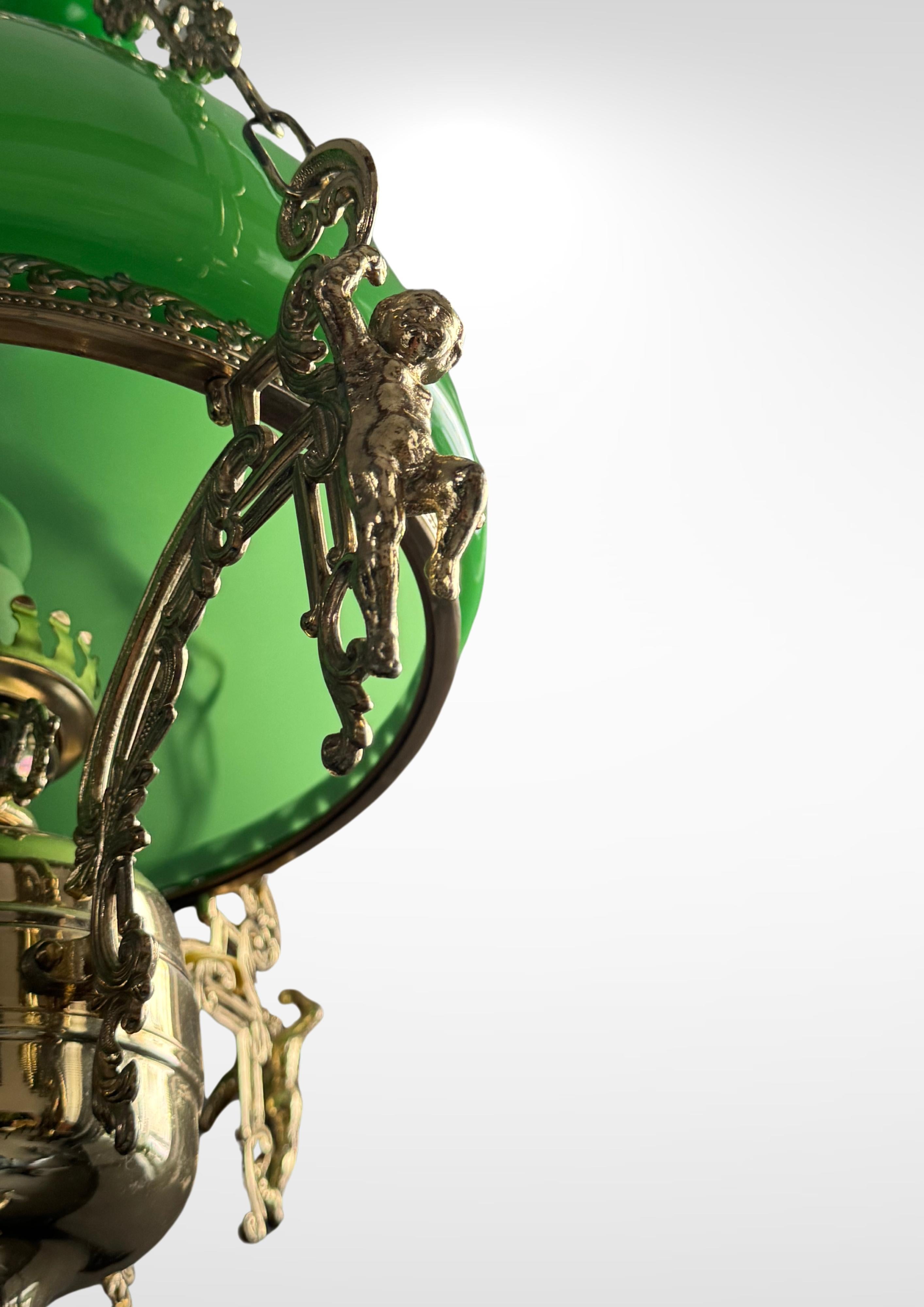 Ottone Lampadario vittoriano di grandi dimensioni con lanterna appesa in vetro verde opalino in vendita