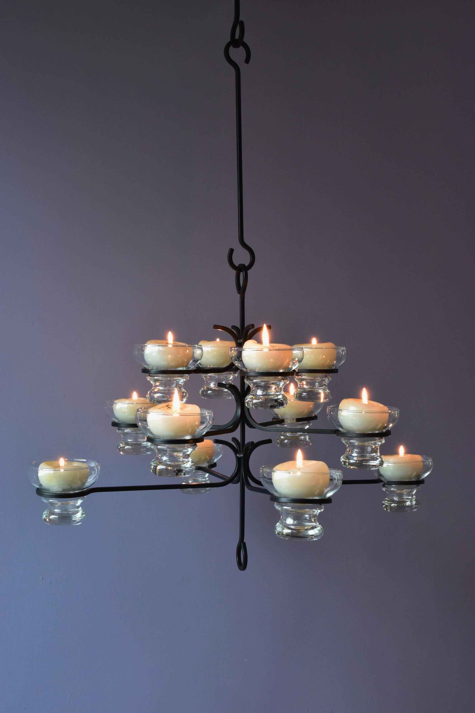 Grande lampadario scandinavo in ferro battuto a dodici luci anni '60 in metallo e vetro in vendita 4