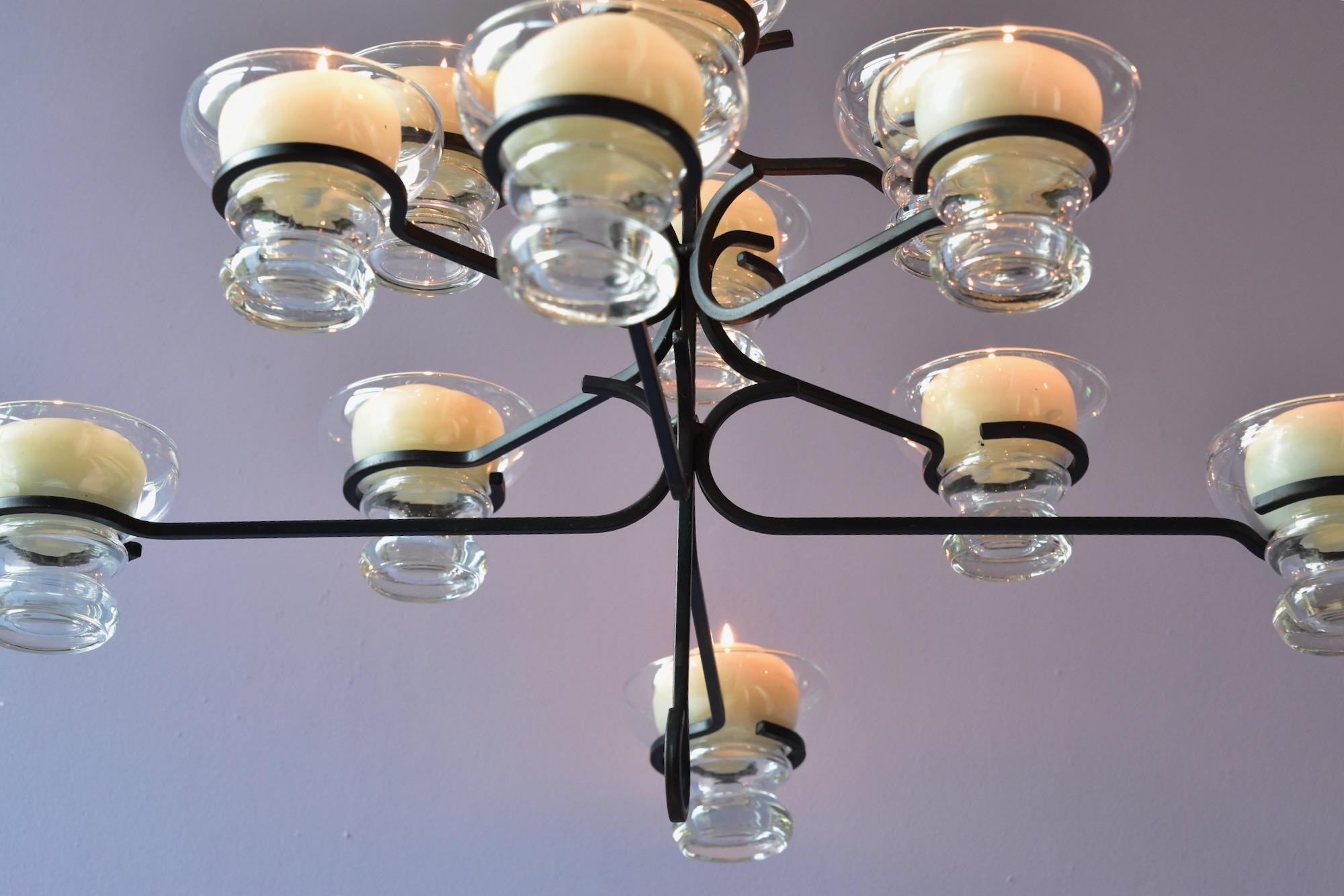Grand lustre scandinave en fer forgé pour douze lampes en verre métallique des années 1960 en vente 5