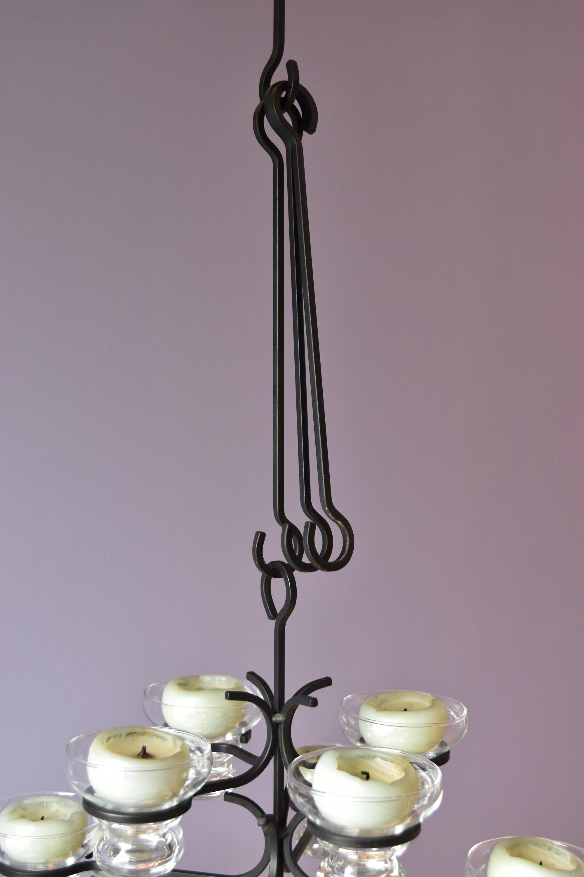 Großer skandinavischer Schmiedeeisen-Kronleuchter für zwölf Lichter aus Metallglas aus den 1960er Jahren (Moderne der Mitte des Jahrhunderts) im Angebot