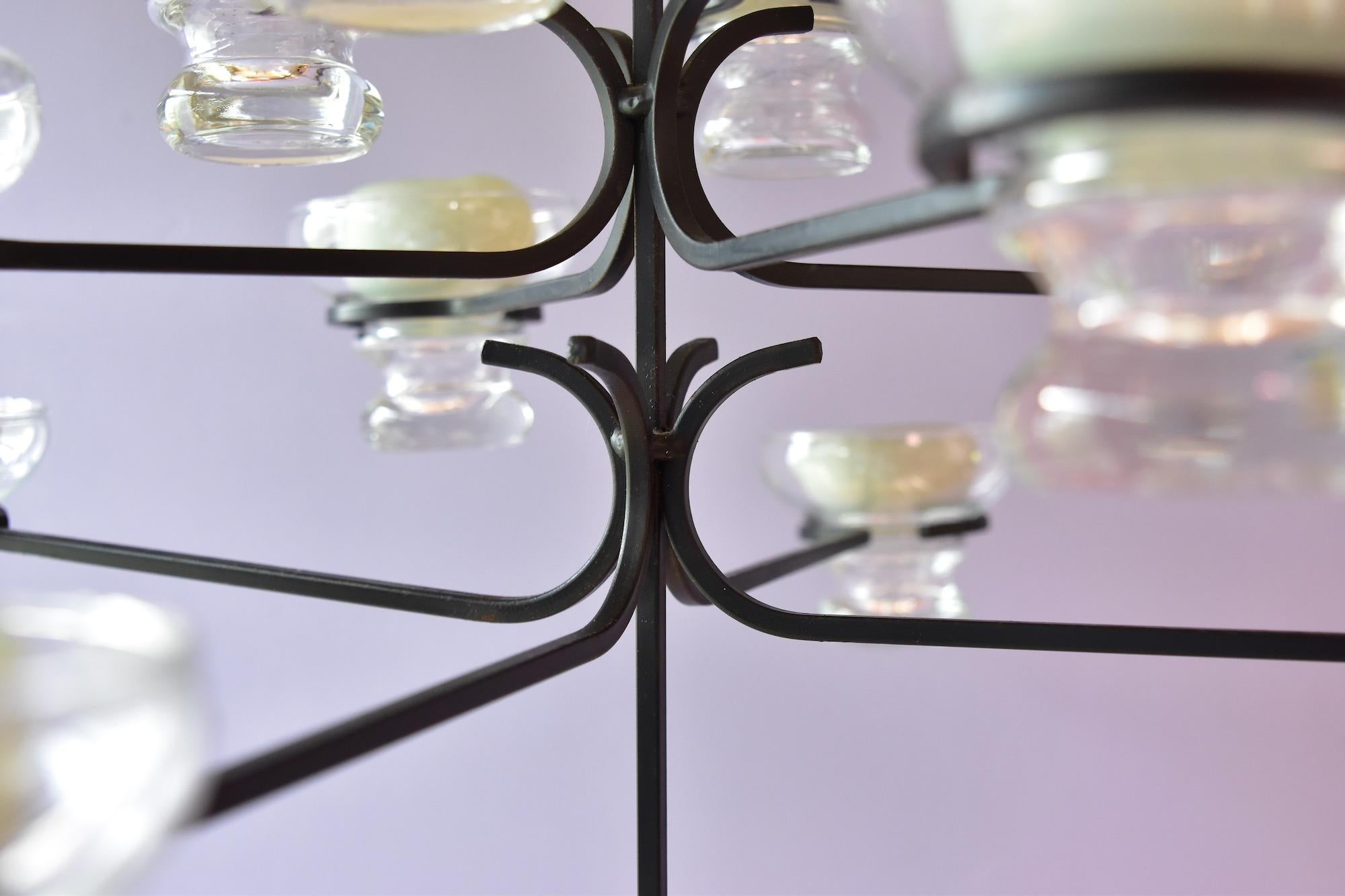 Scandinave Grand lustre scandinave en fer forgé pour douze lampes en verre métallique des années 1960 en vente