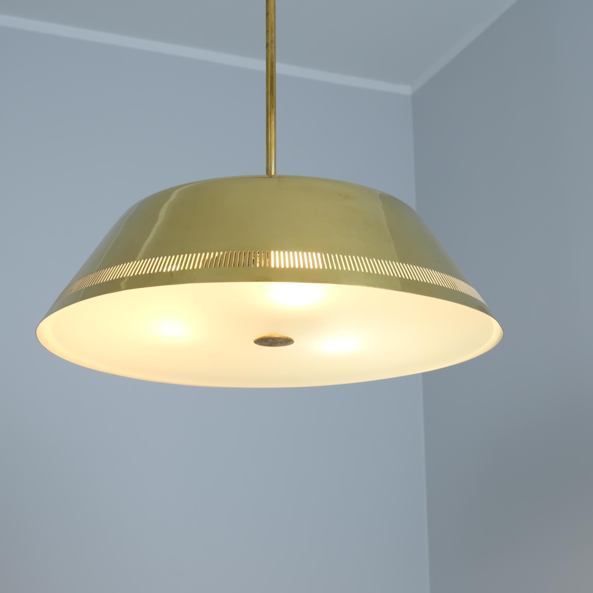 Una magnifica lampada da soffitto Paavo Tynell modello 82500 in ottone per Idman, anni '50 in vendita 2