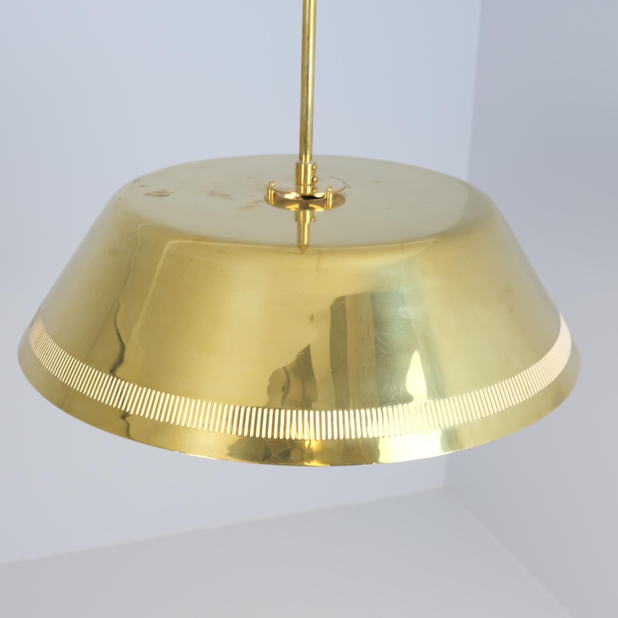 Una magnifica lampada da soffitto Paavo Tynell modello 82500 in ottone per Idman, anni '50 in vendita 4