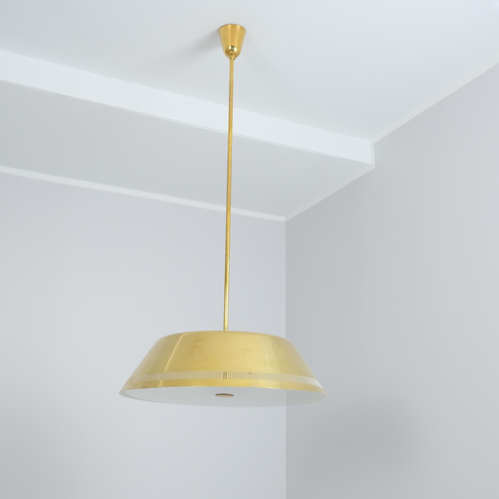Un bellissimo e piuttosto grande pendente da soffitto di Paavo Tynell, modello No. 82500 per Idman degli anni '50. Grazie alle sue dimensioni, la lampada si adatta a stanze grandi, salotti e altri luoghi spaziosi. La lampada ha un design semplice e