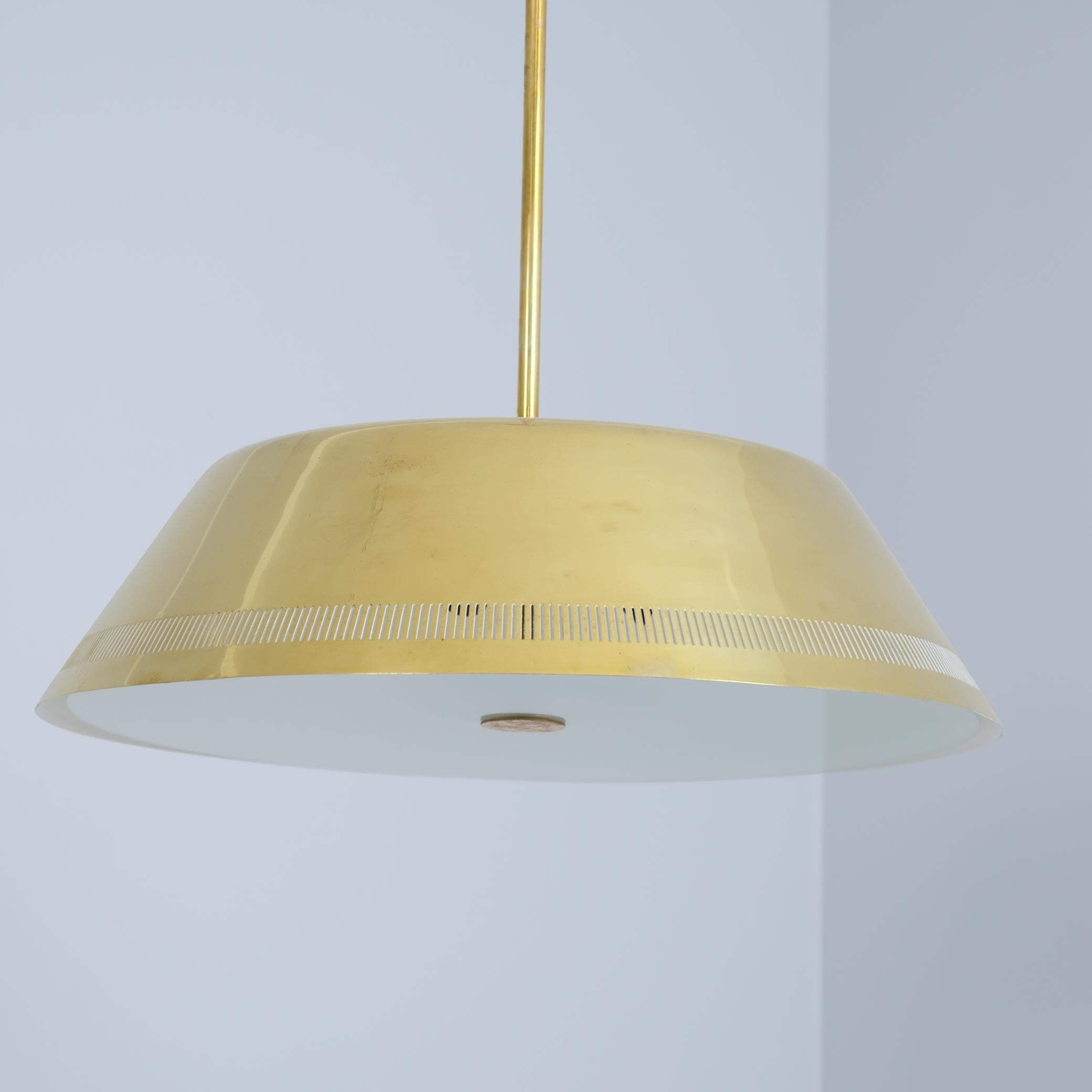 Scandinavo moderno Una magnifica lampada da soffitto Paavo Tynell modello 82500 in ottone per Idman, anni '50 in vendita