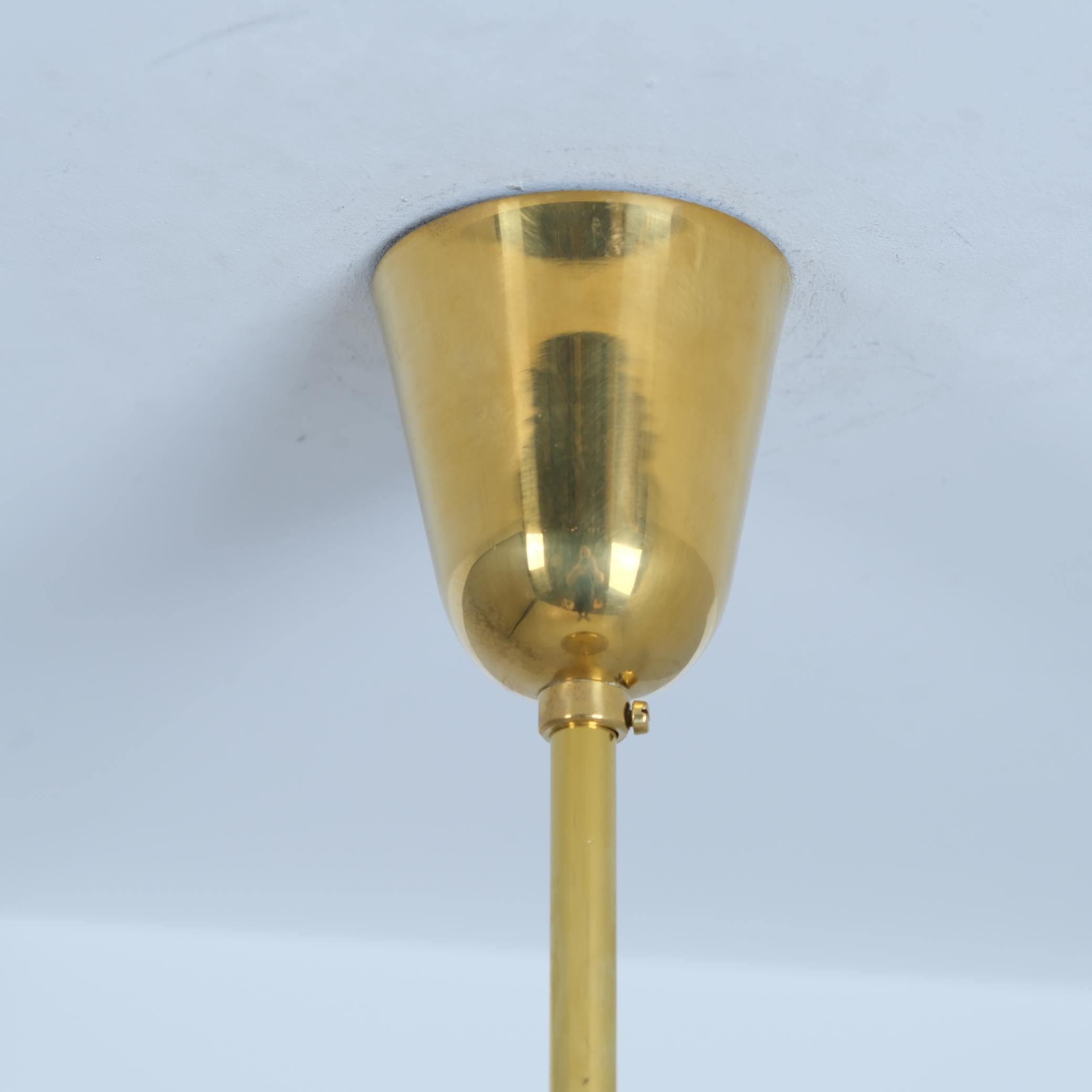 Finlandese Una magnifica lampada da soffitto Paavo Tynell modello 82500 in ottone per Idman, anni '50 in vendita
