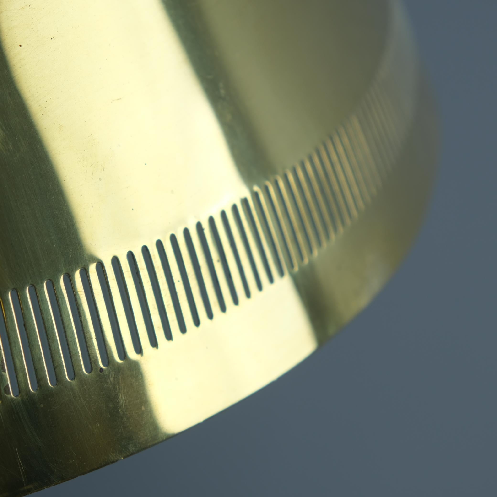 Una magnifica lampada da soffitto Paavo Tynell modello 82500 in ottone per Idman, anni '50 In condizioni buone in vendita a Helsinki, FI