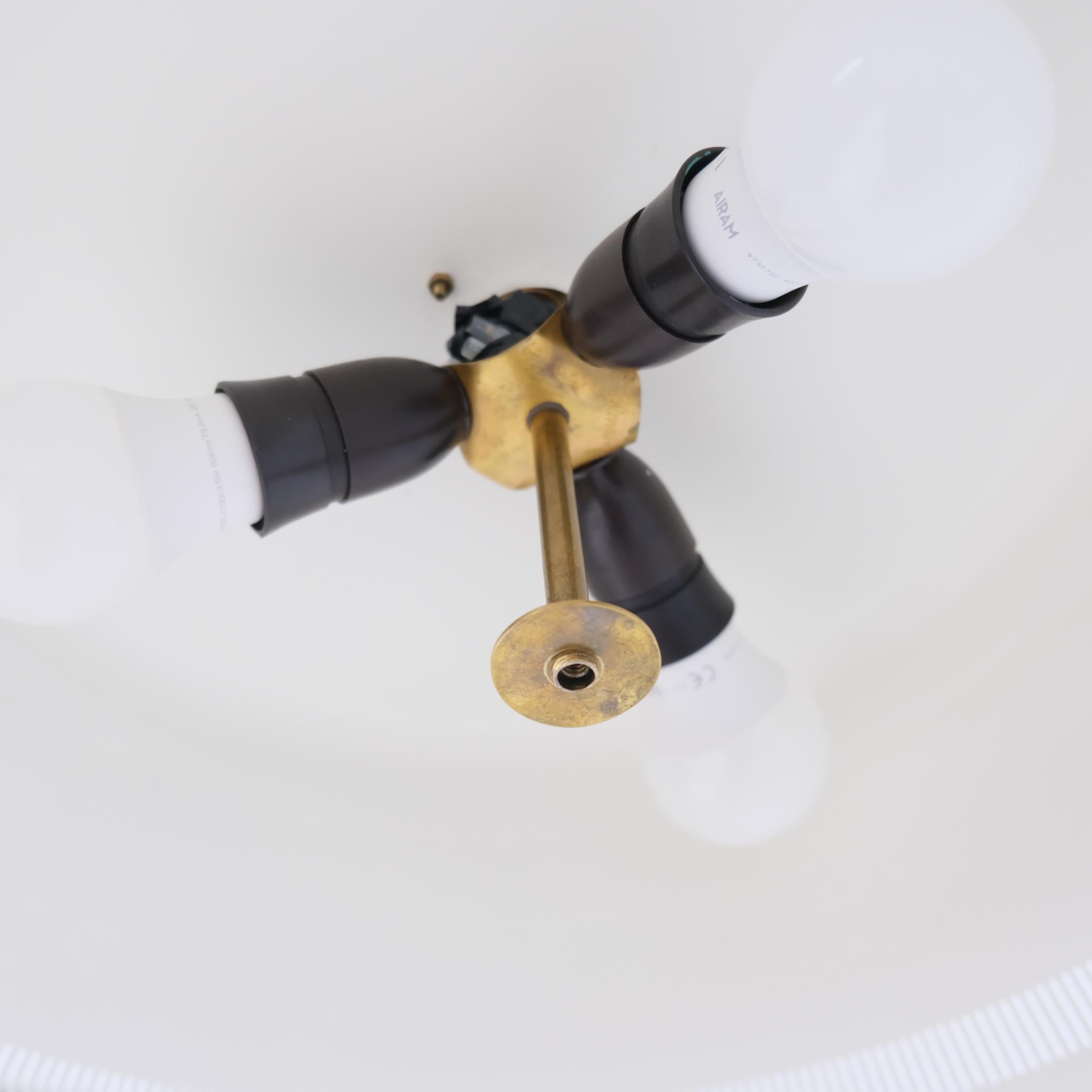 Metà XX secolo Una magnifica lampada da soffitto Paavo Tynell modello 82500 in ottone per Idman, anni '50 in vendita