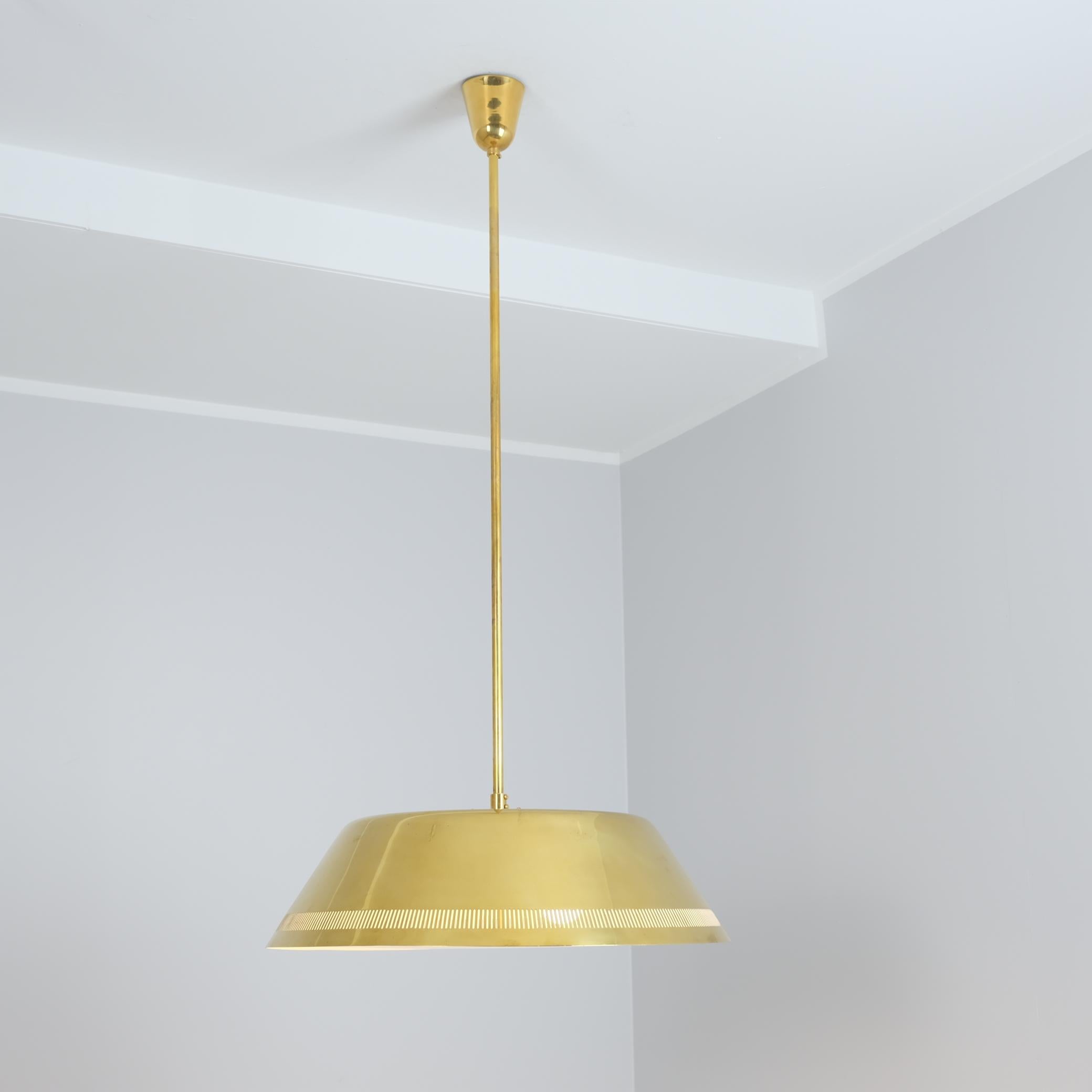 Ottone Una magnifica lampada da soffitto Paavo Tynell modello 82500 in ottone per Idman, anni '50 in vendita