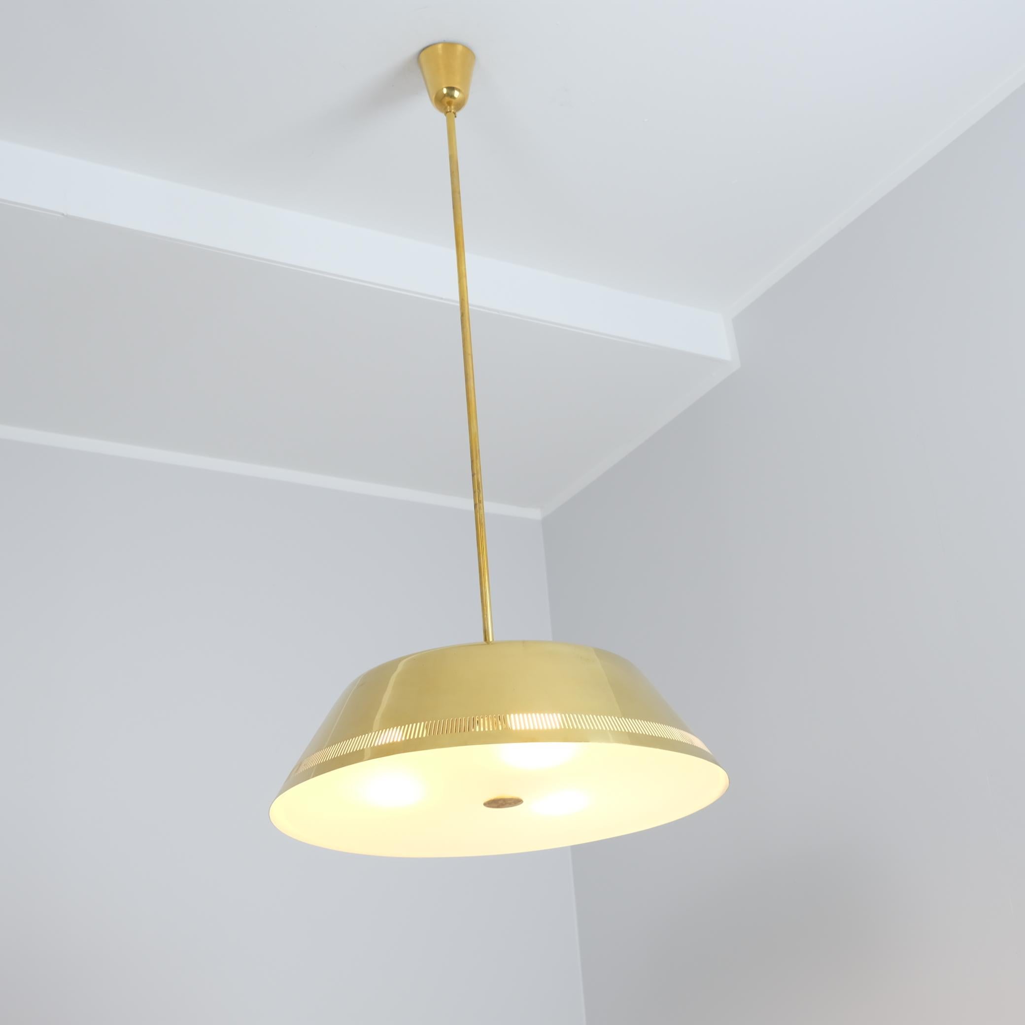 Una magnifica lampada da soffitto Paavo Tynell modello 82500 in ottone per Idman, anni '50 in vendita 1